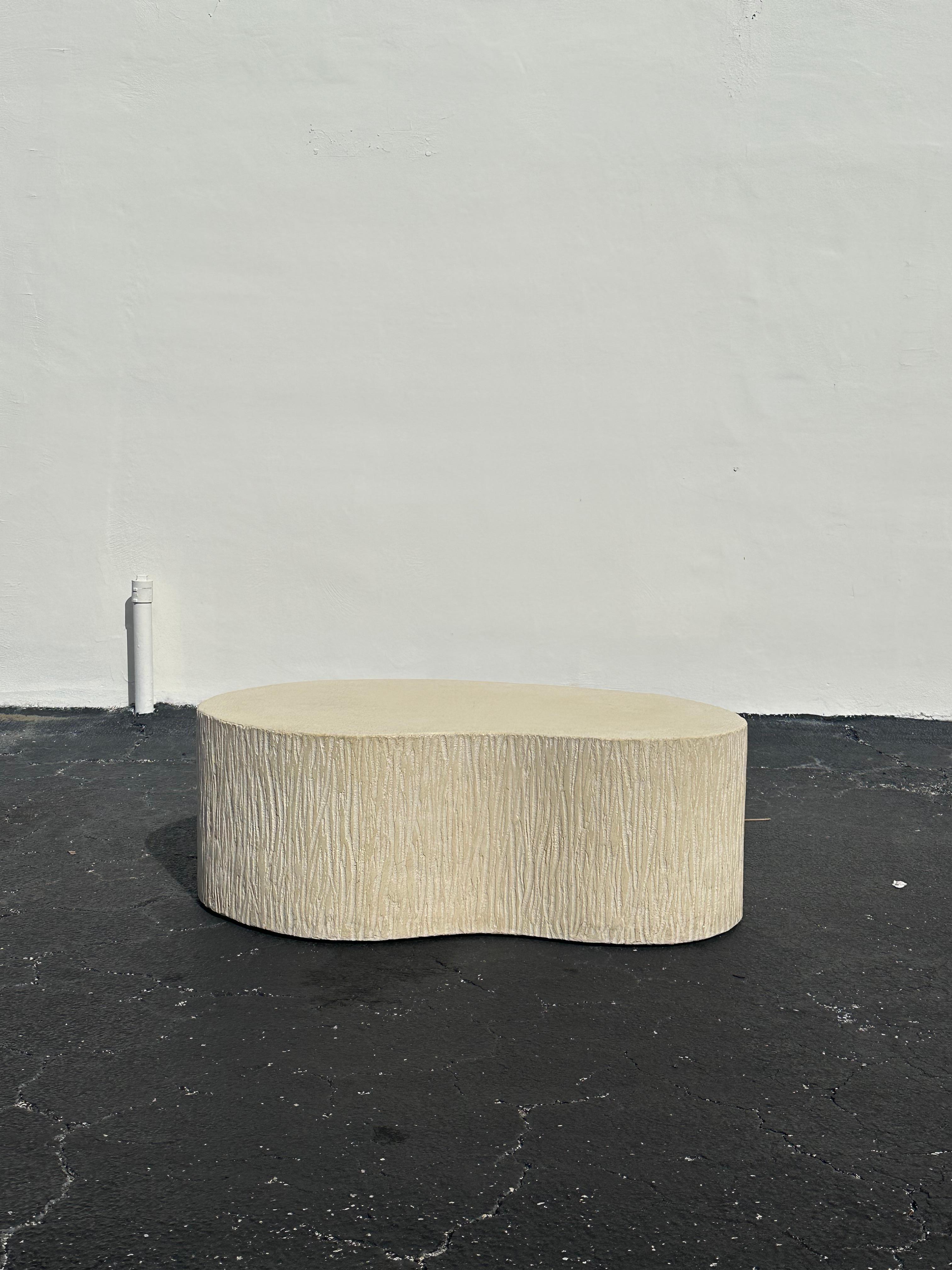 Table basse Kidney sculpturale en plâtre texturé des années 1970 en vente 4