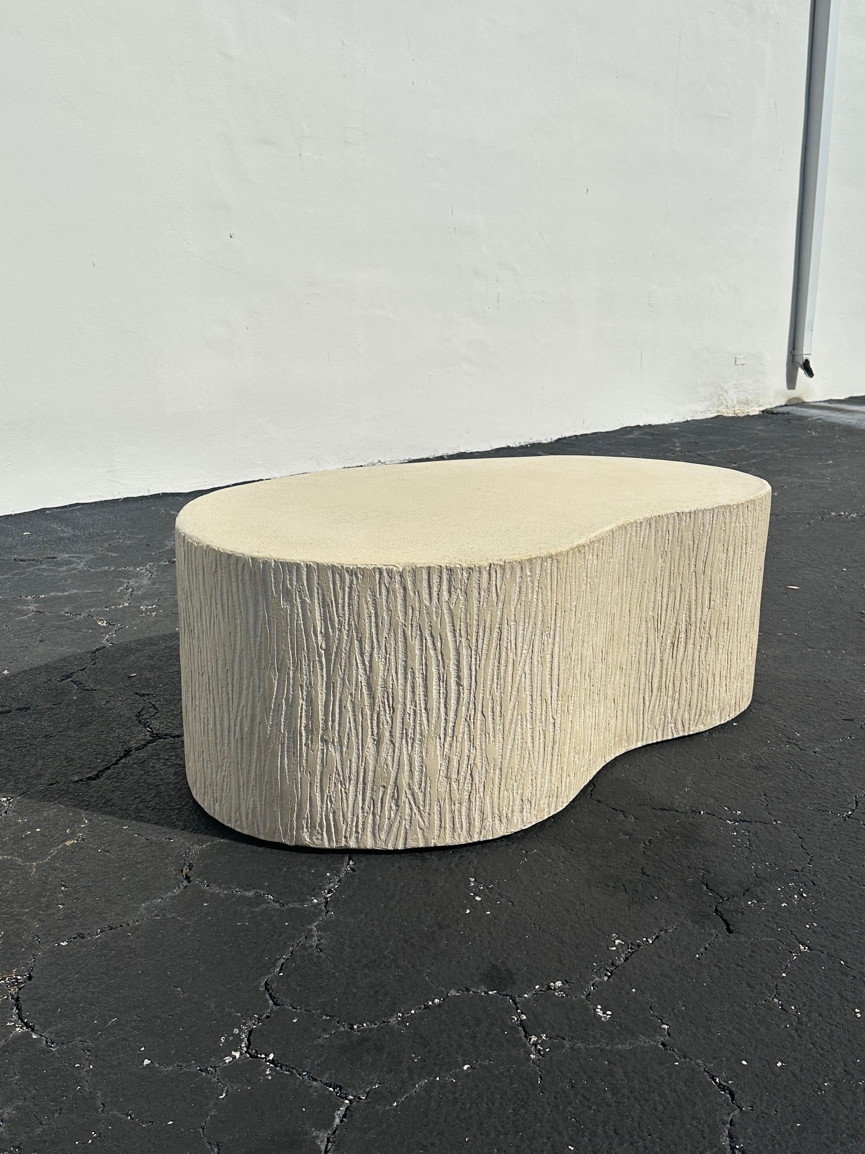 Table basse Kidney sculpturale en plâtre texturé des années 1970 en vente 5