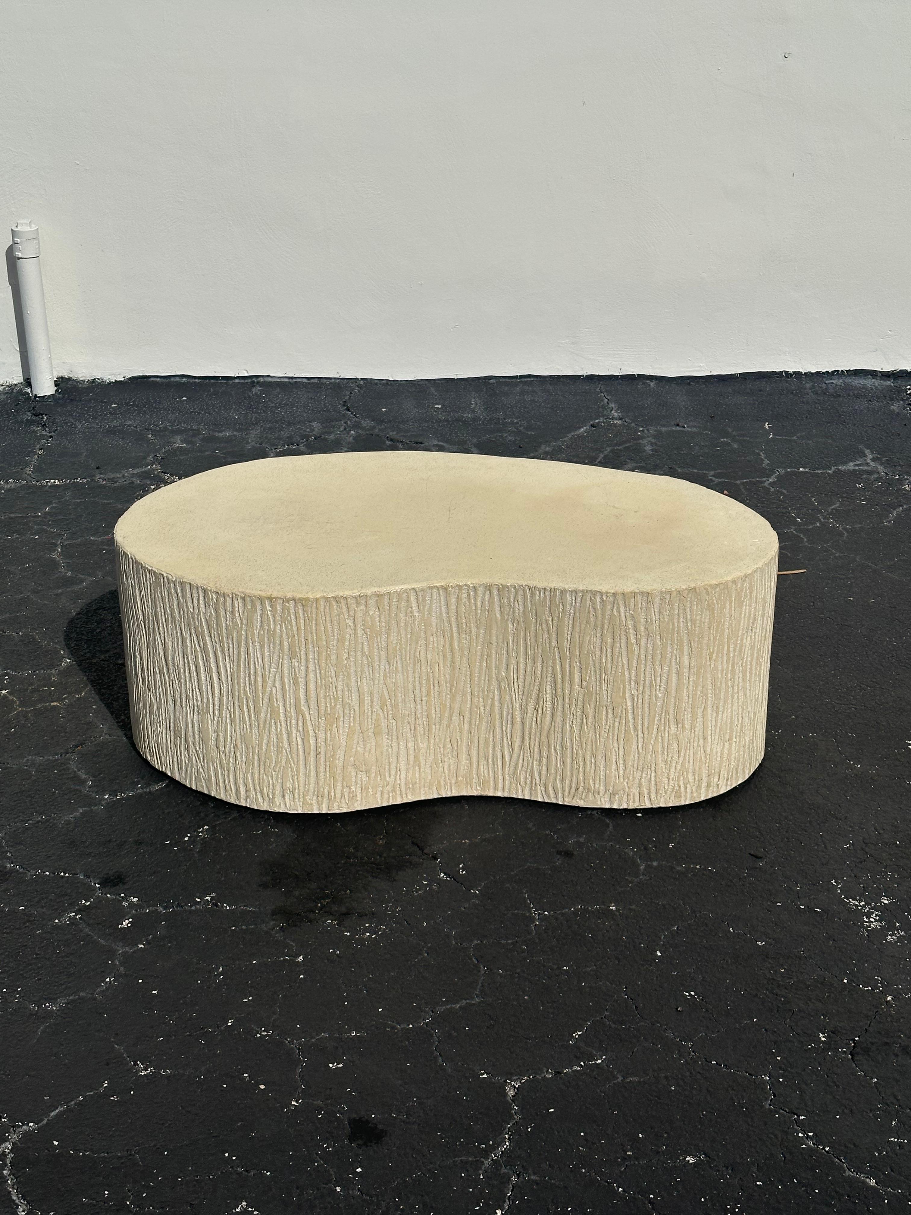 Transportez-vous dans les années 1970, où l'élégance et la sophistication sont de mise, avec la table basse kidney en plâtre beige clair. Le cadre artisanal distinctif qui donne à cette pièce un délicieux design du milieu du siècle, assure une vue