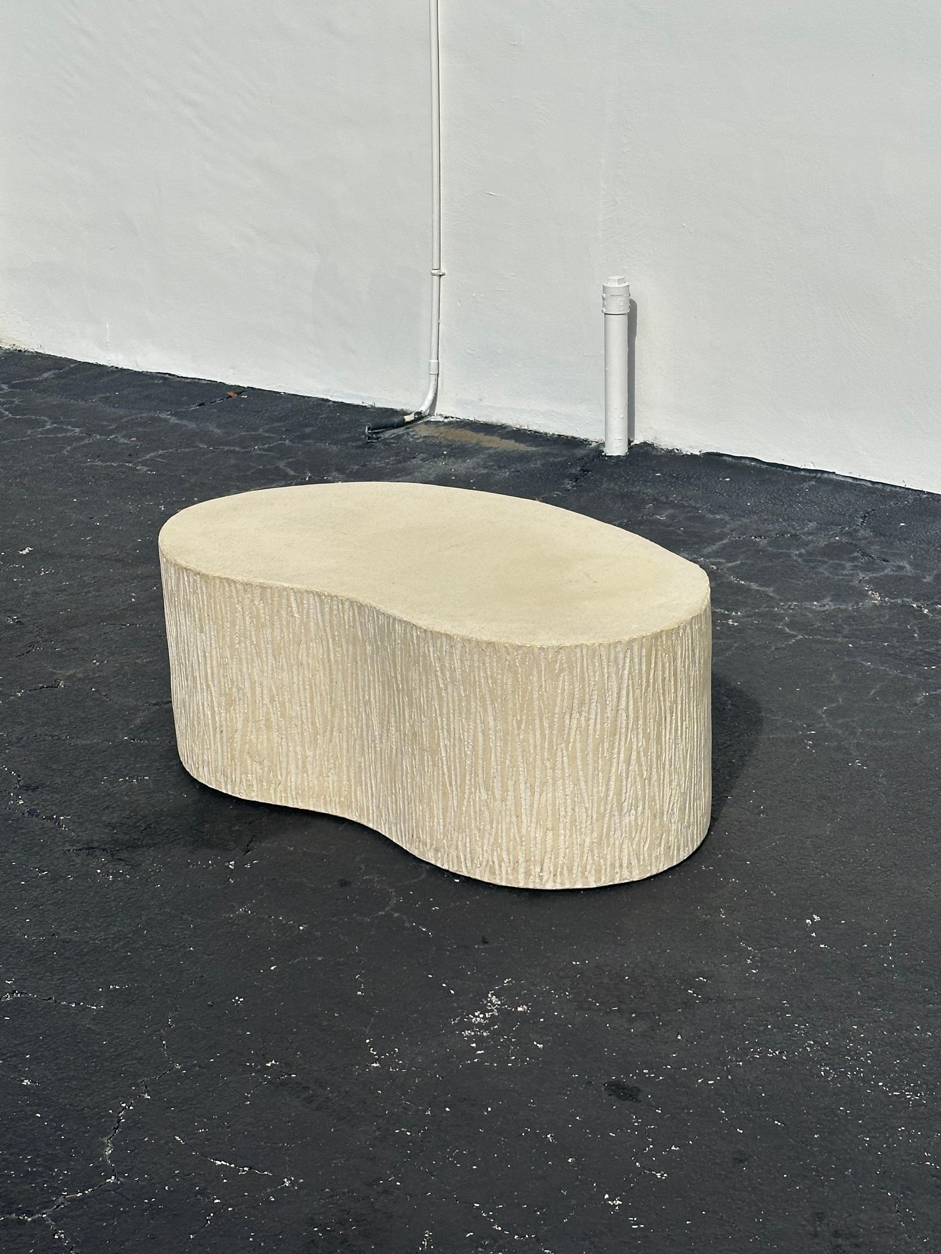 Mid-Century Modern Table basse Kidney sculpturale en plâtre texturé des années 1970 en vente
