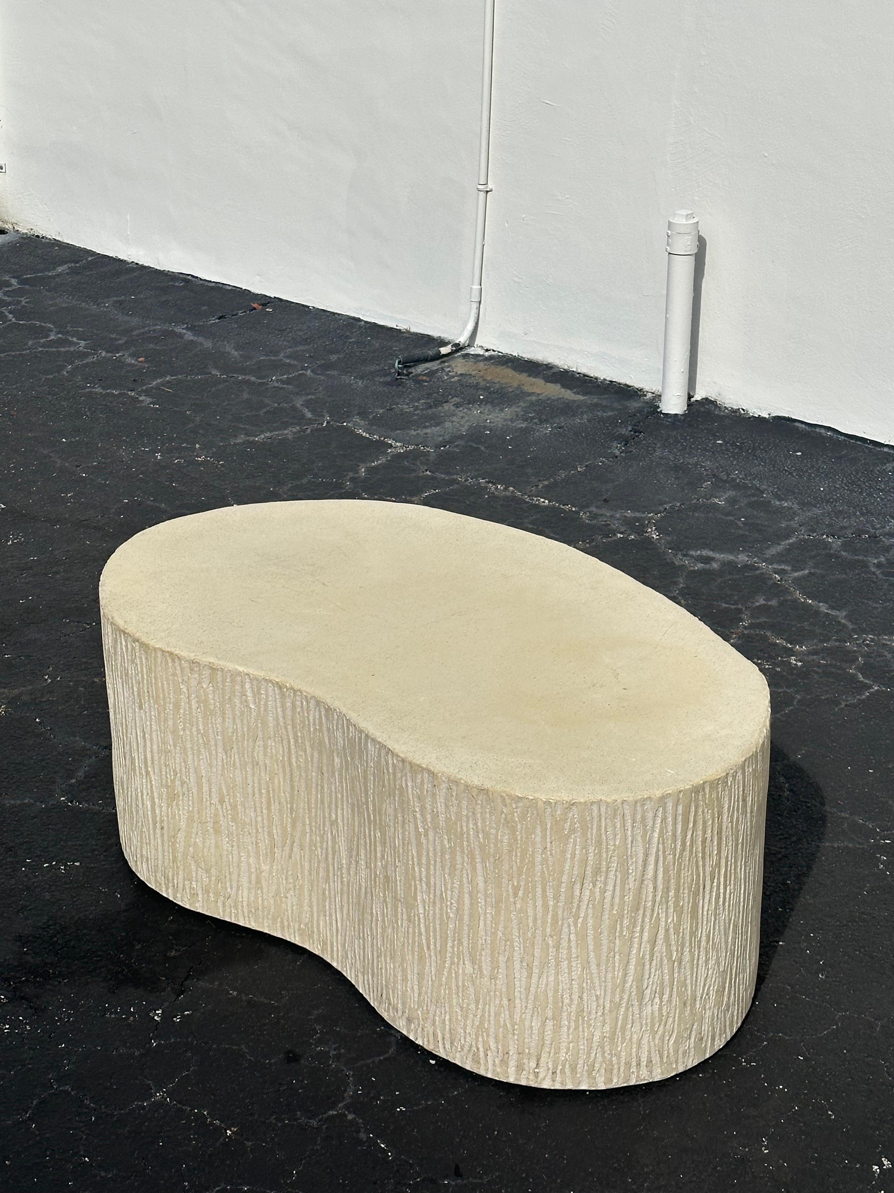 Table basse Kidney sculpturale en plâtre texturé des années 1970 Bon état - En vente à Fort Lauderdale, FL