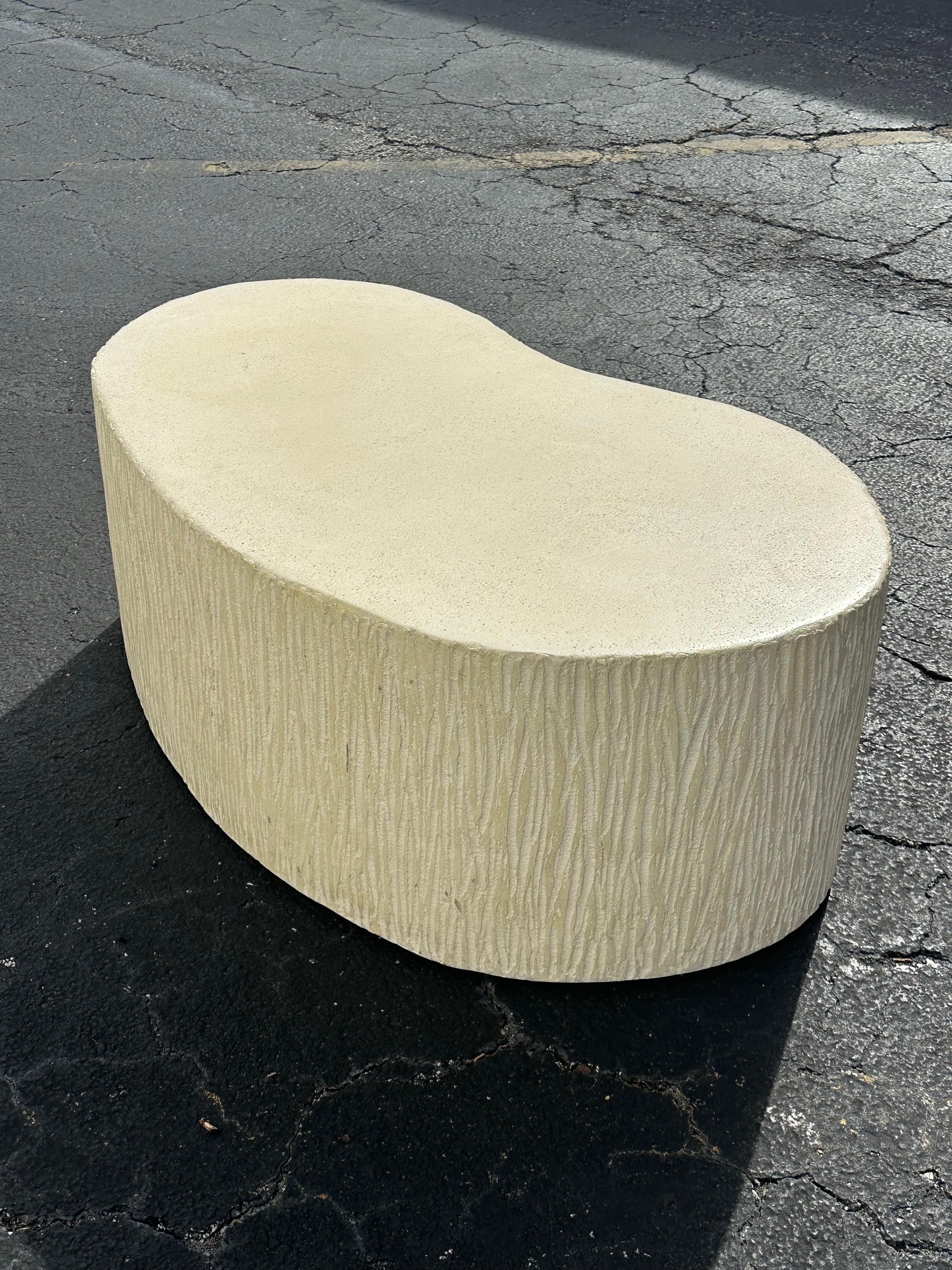 Fin du 20e siècle Table basse Kidney sculpturale en plâtre texturé des années 1970 en vente