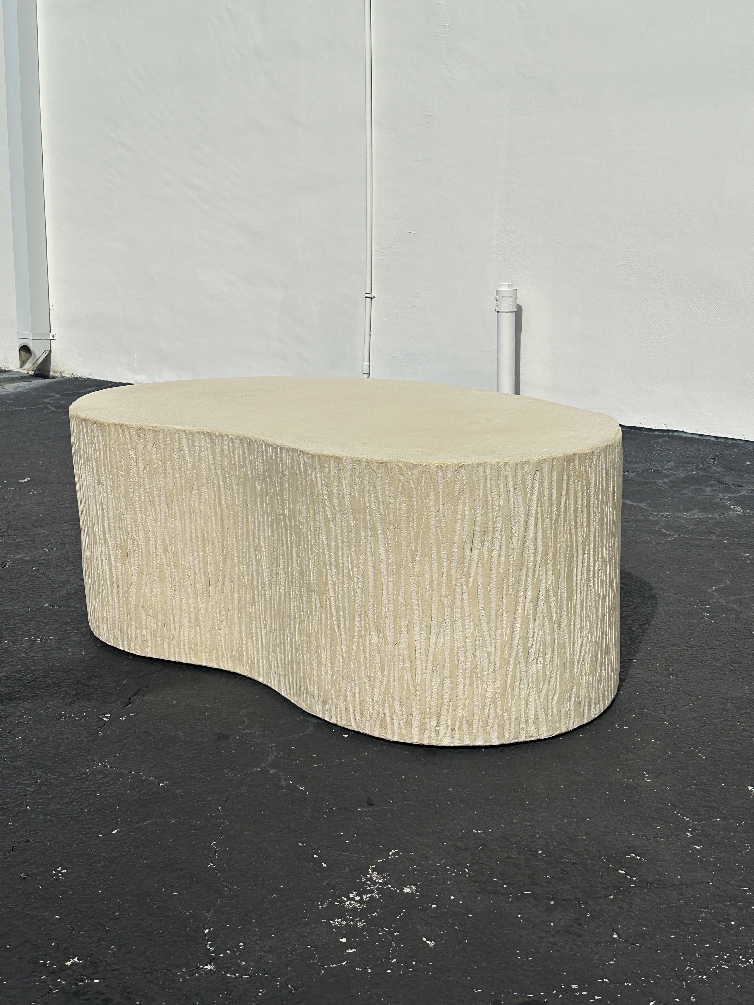 Plâtre Table basse Kidney sculpturale en plâtre texturé des années 1970 en vente