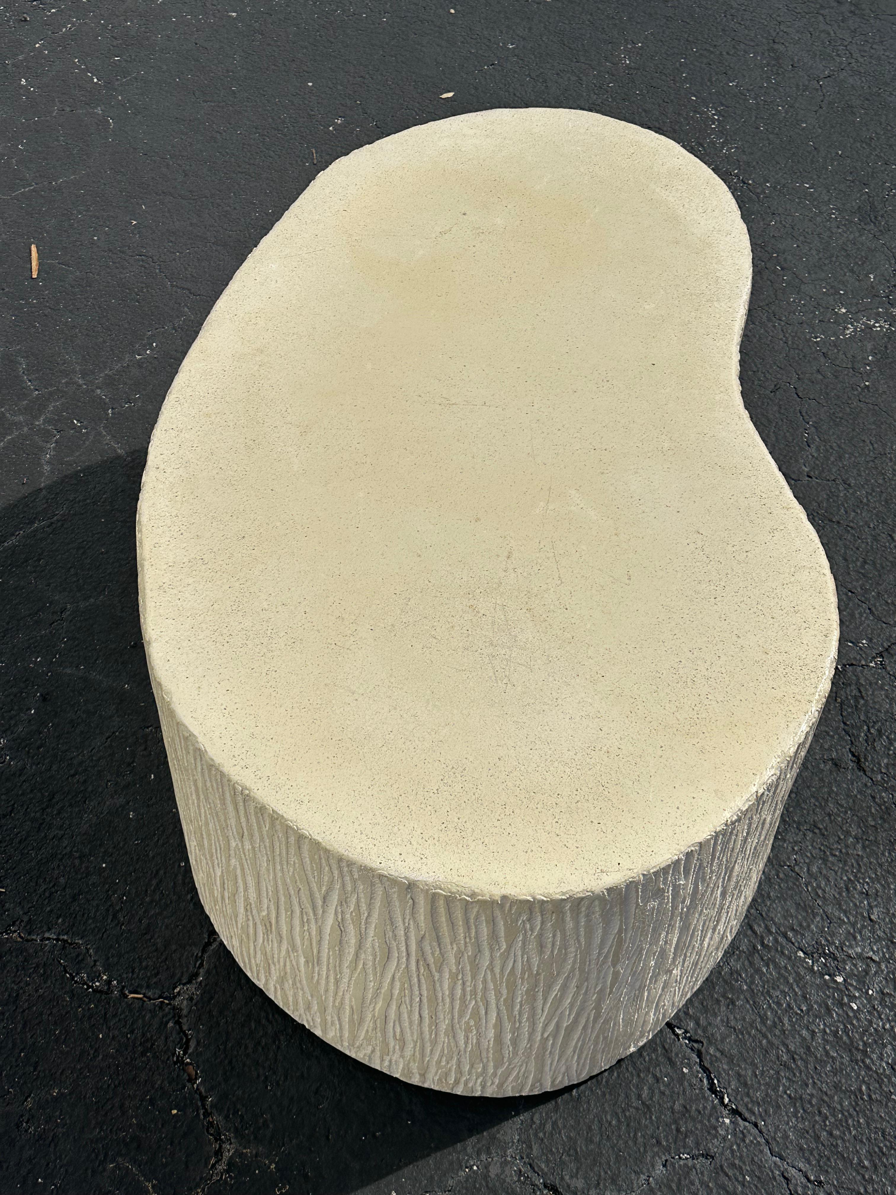 Table basse Kidney sculpturale en plâtre texturé des années 1970 en vente 1