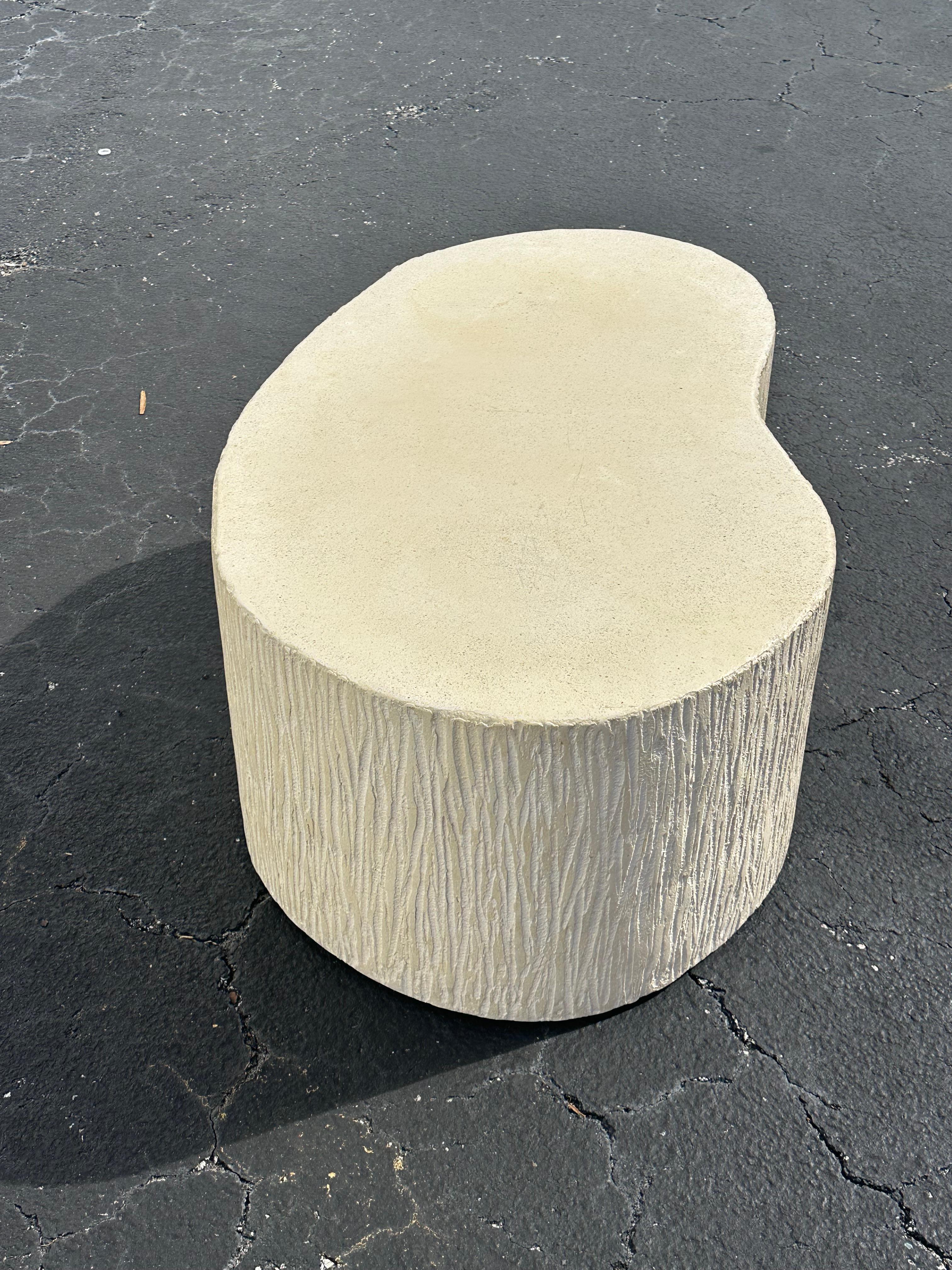 Table basse Kidney sculpturale en plâtre texturé des années 1970 en vente 2