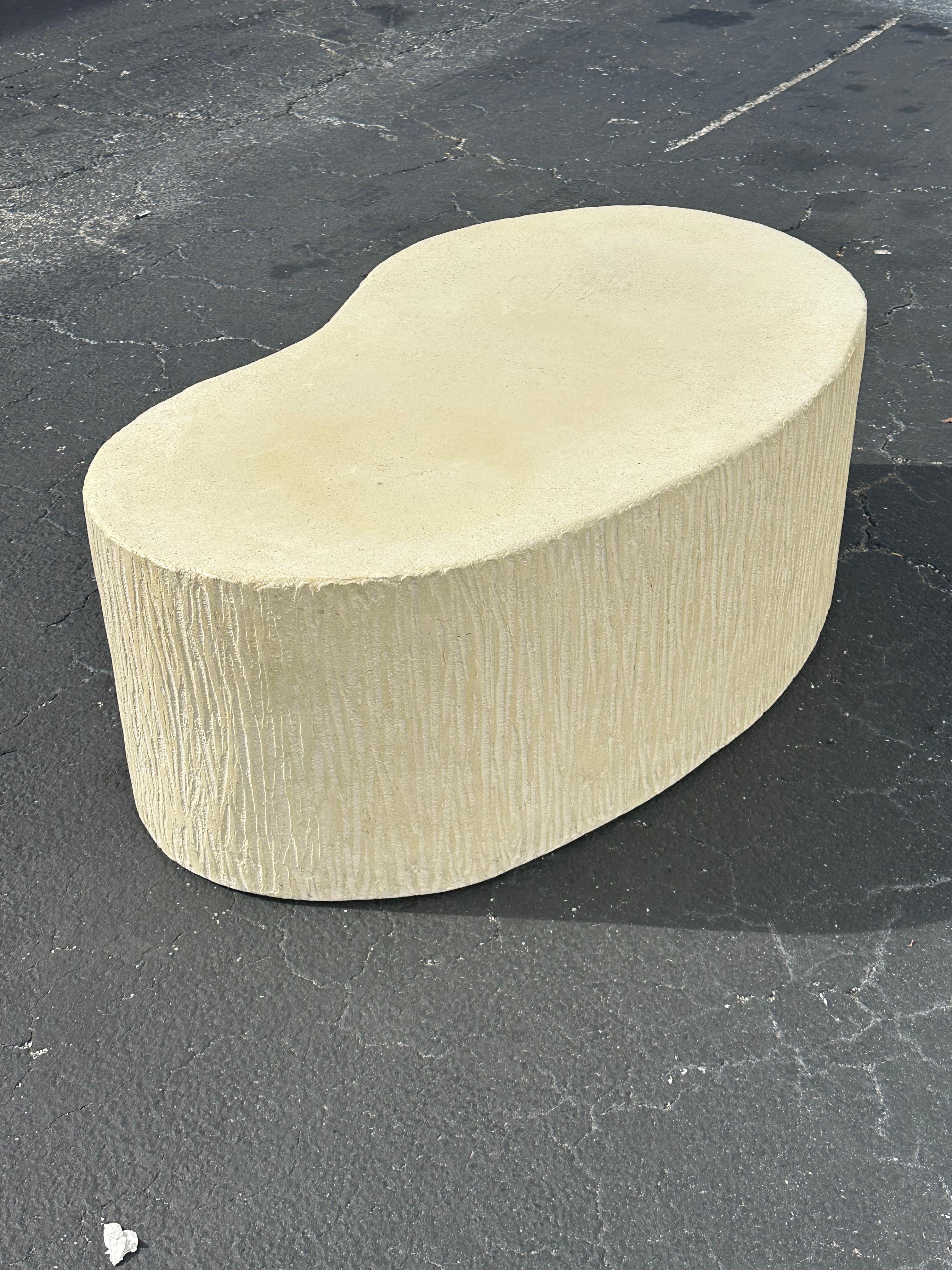 Table basse Kidney sculpturale en plâtre texturé des années 1970 en vente 3