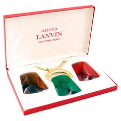 Bijoux Lanvin, collier pendentif vintage interchangeable en lucite, années 1970, dans sa boîte