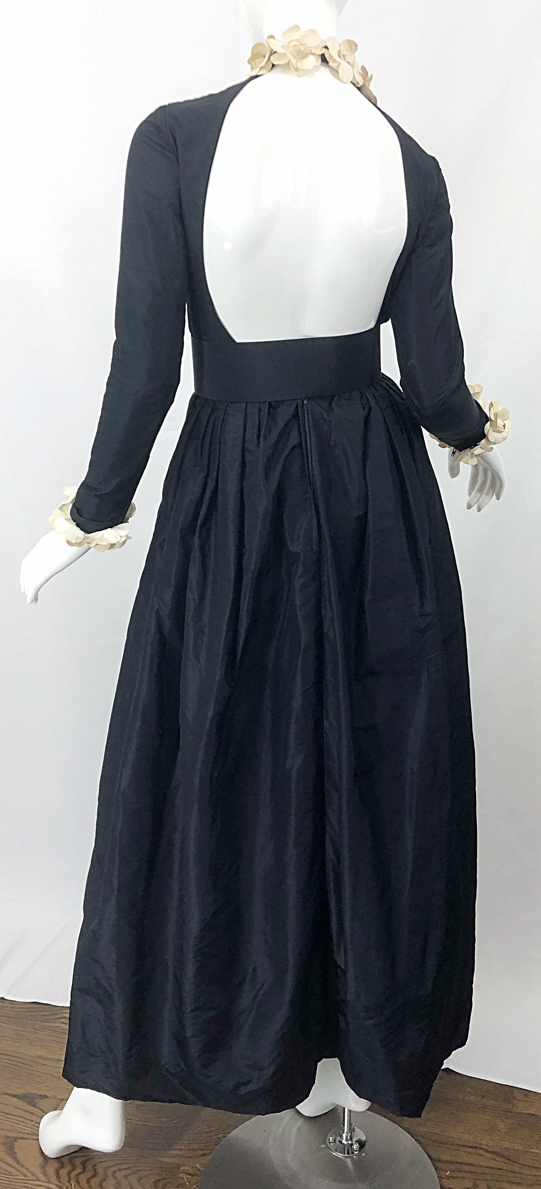 1970s Bill Blass Negro + Marfil Flores de Camelia Espalda Abierta Vestido Vestido Vintage Años 70 en venta 8