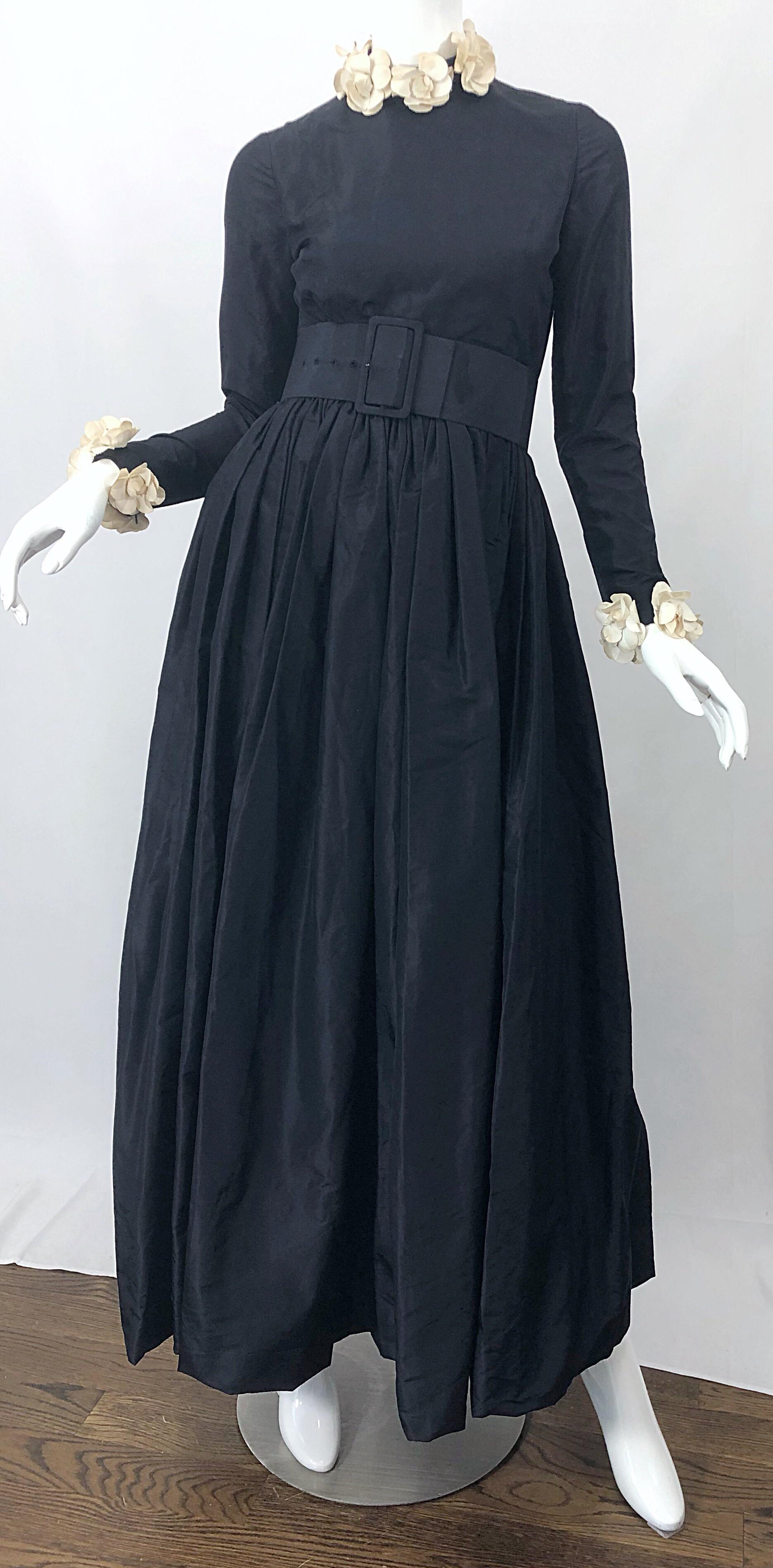 1970s Bill Blass Negro + Marfil Flores de Camelia Espalda Abierta Vestido Vestido Vintage Años 70 en venta 4