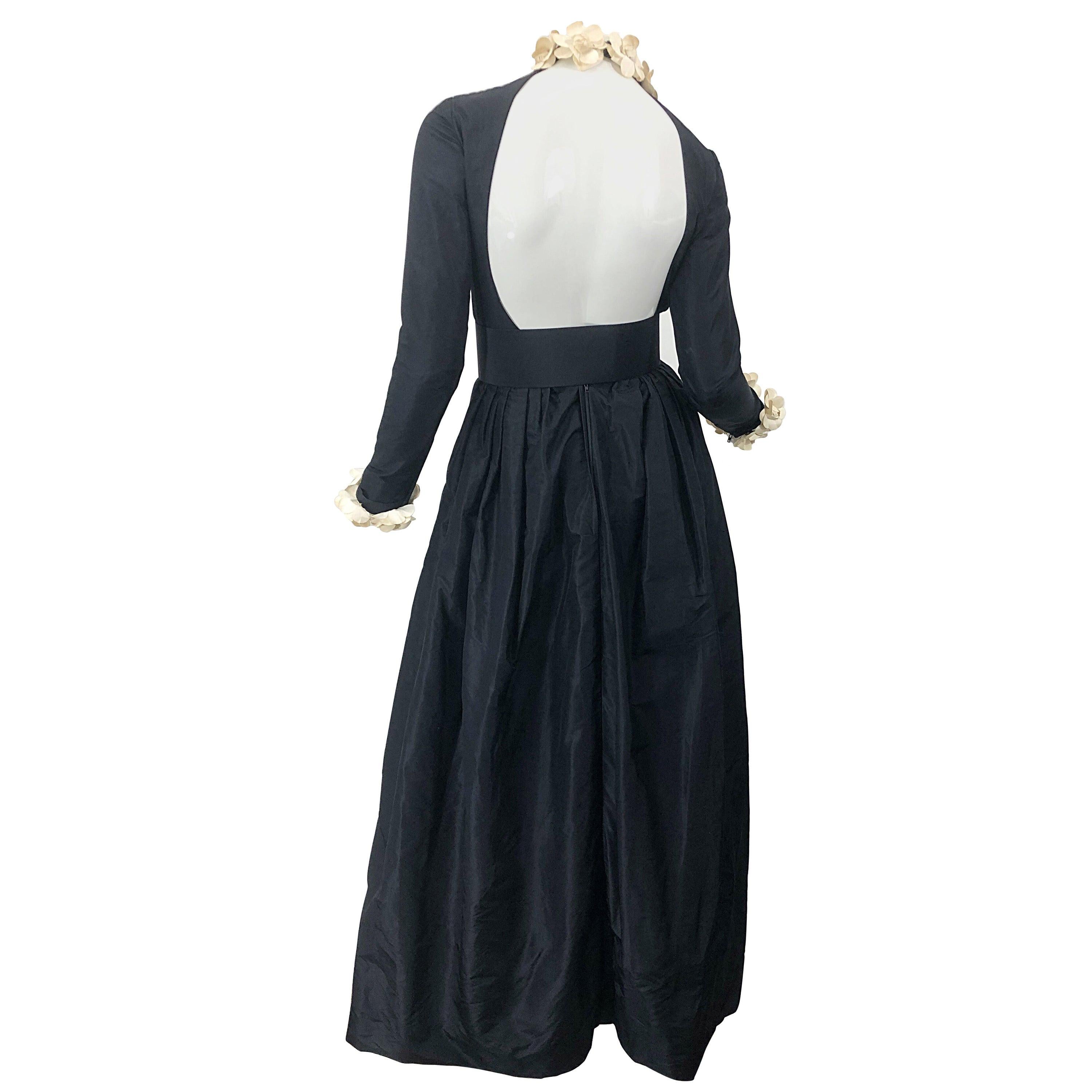 1970s Bill Blass Negro + Marfil Flores de Camelia Espalda Abierta Vestido Vestido Vintage Años 70 en venta