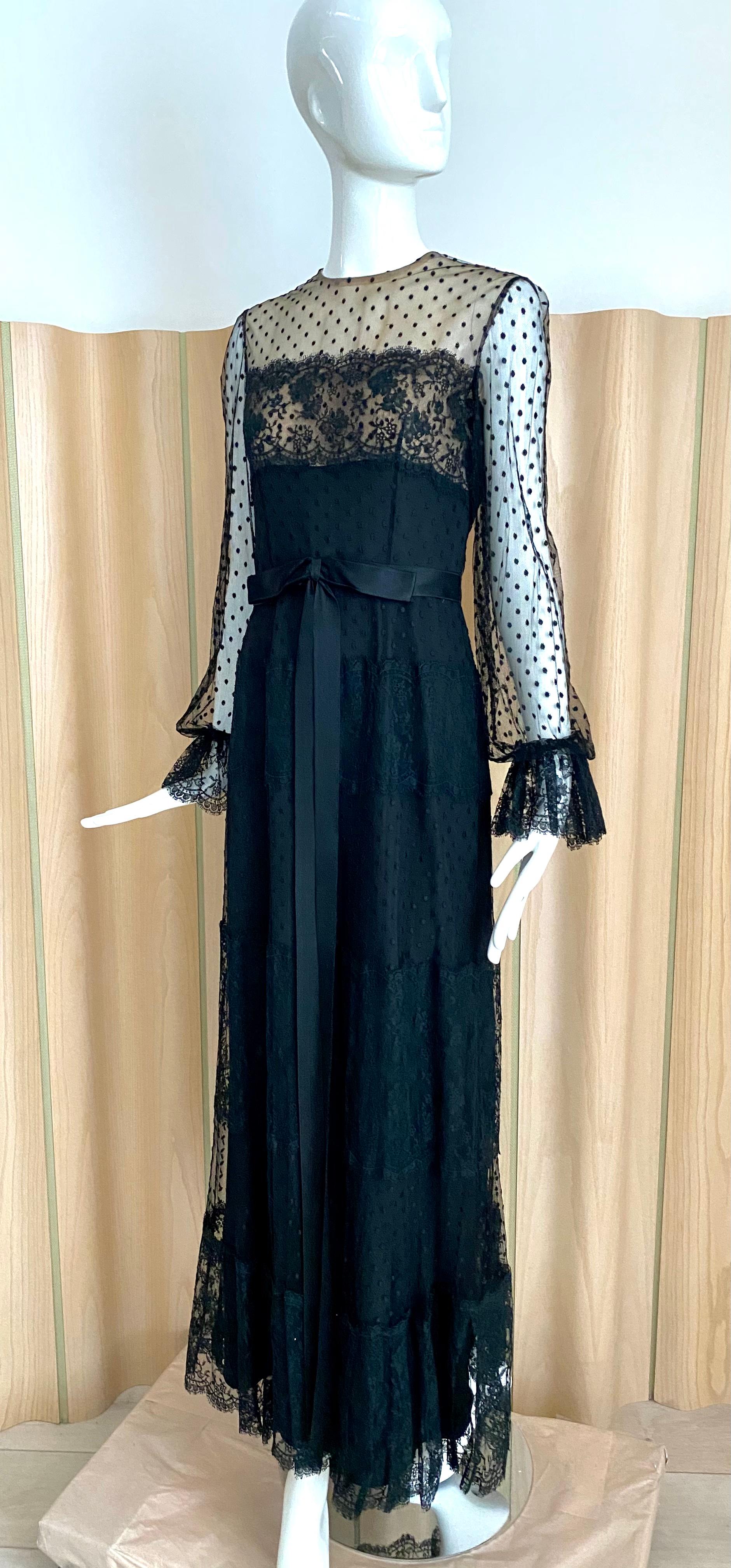 Robe en soie noire à manches longues BILL BLASS des années 1970 Pour femmes en vente