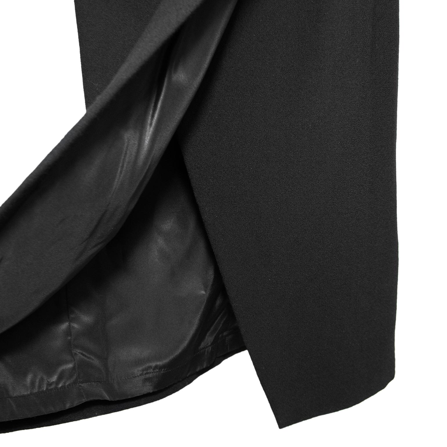 1970er Bill Blass Schwarzes Woll-Krepp-Kleid mit ausgeschnittenem, gekreuztem Rücken  Damen im Angebot