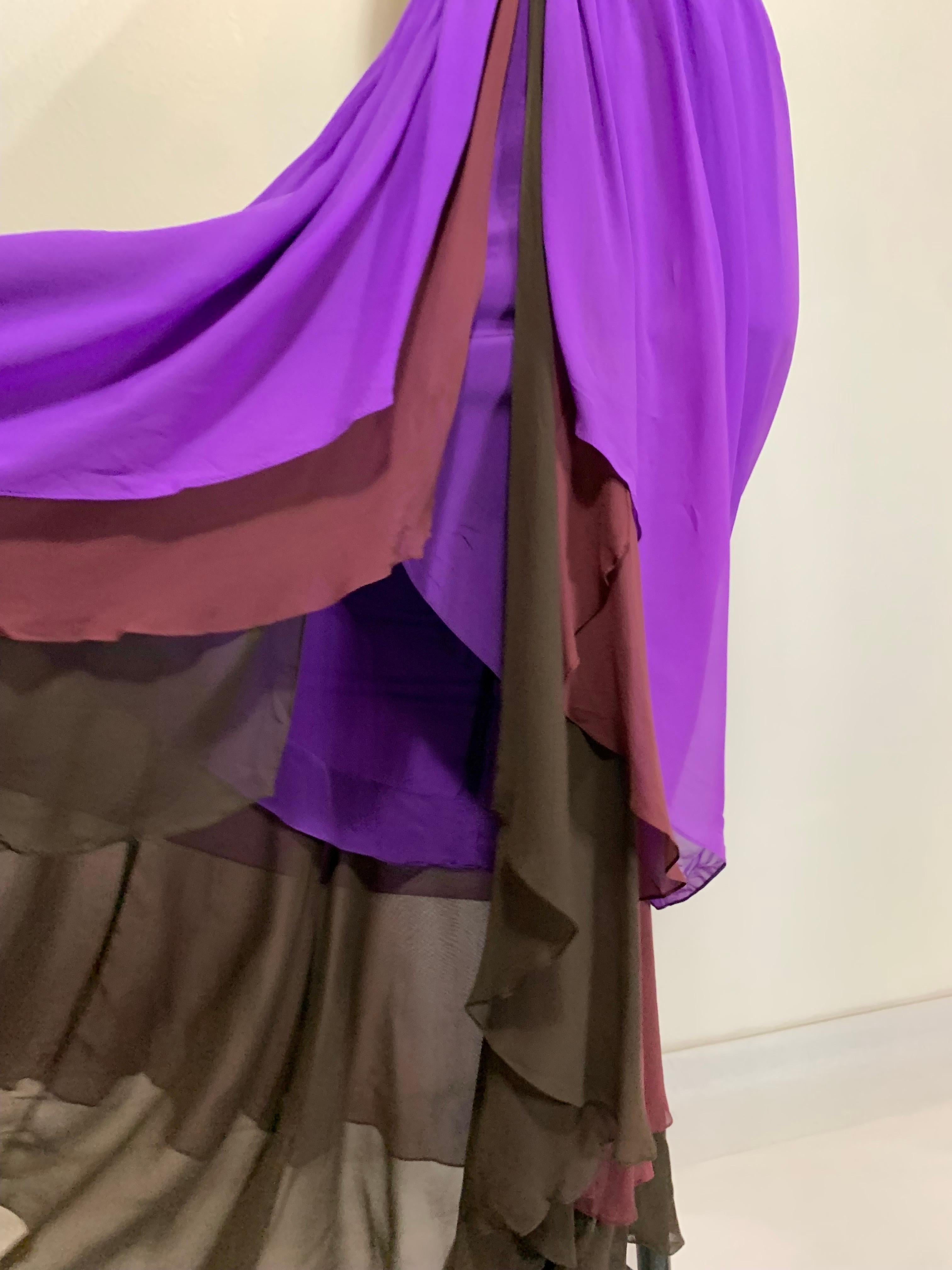 1970s Bill Blass Color-Blocked Purple Silk Chiffon Goddess Gown w Tiered Hem (Robe de déesse en mousseline de soie violette avec ourlet à lanières) Pour femmes en vente