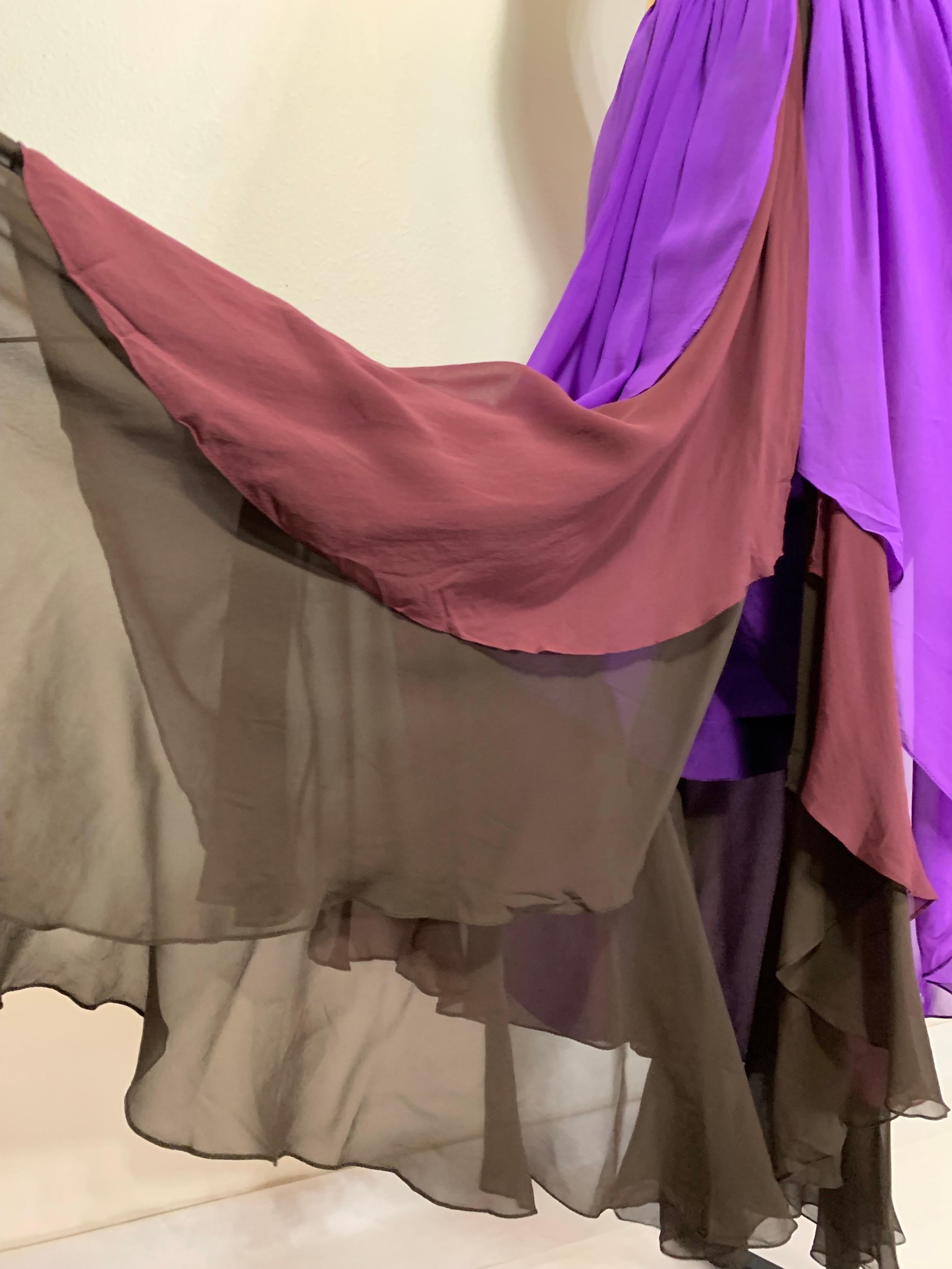 1970s Bill Blass Color-Blocked Purple Silk Chiffon Goddess Gown w Tiered Hem (Robe de déesse en mousseline de soie violette avec ourlet à lanières) en vente 5