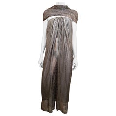 Mono sin tirantes de gasa de seda gris y marrón con chal de Bill Blass de los años 70