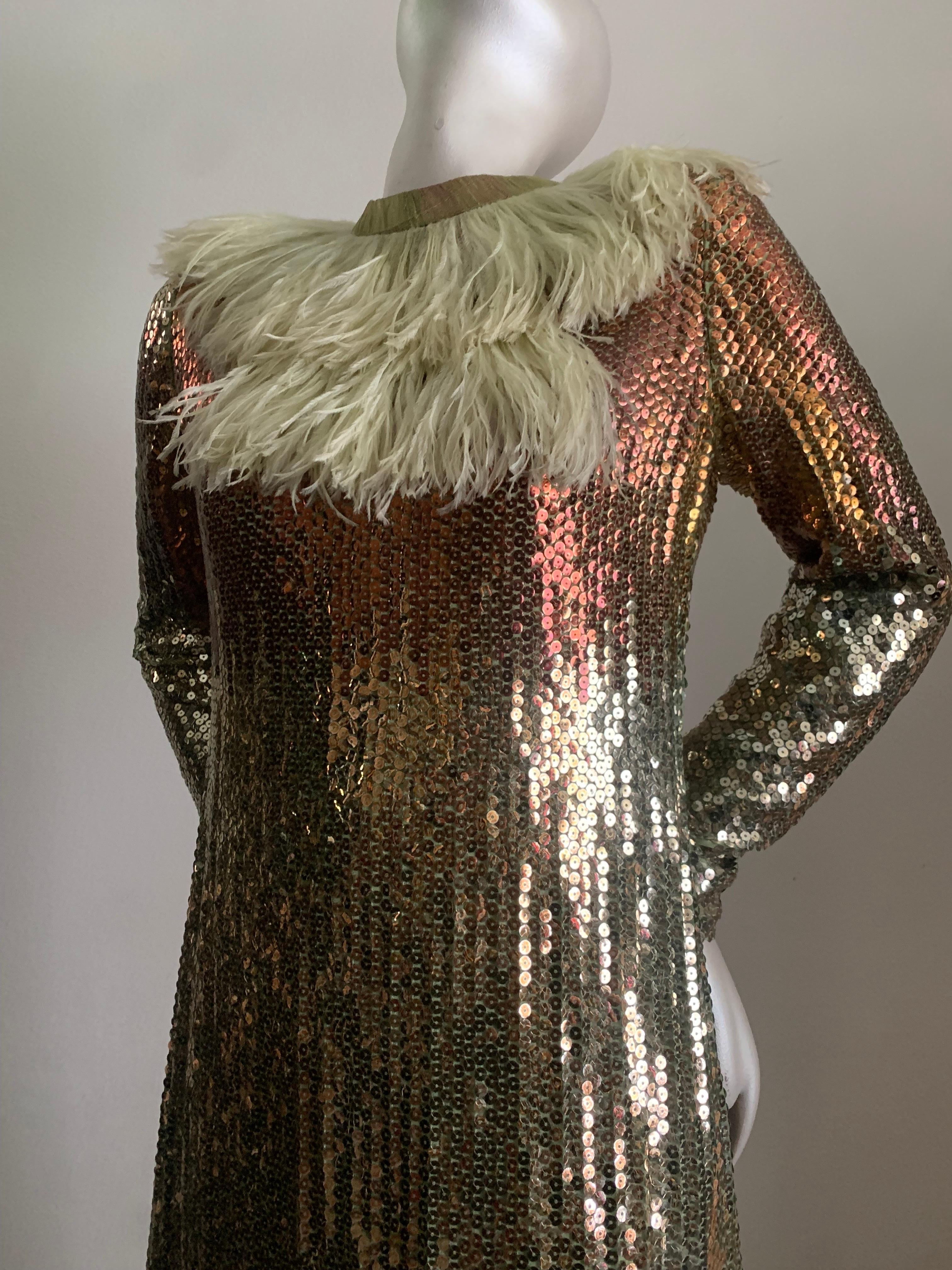 1970er Bill Blass Ombre Pailletten-Langarm-Maxi-Kleid mit Straußenfeder-Lätzchen: Ein wunderschönes Ombre von Bronze und Gold zu Jade und Smaragdgrün.  Schlicht und umwerfend, mit einem unerwarteten Latz aus Straußenfedern am Kragen. Lange,