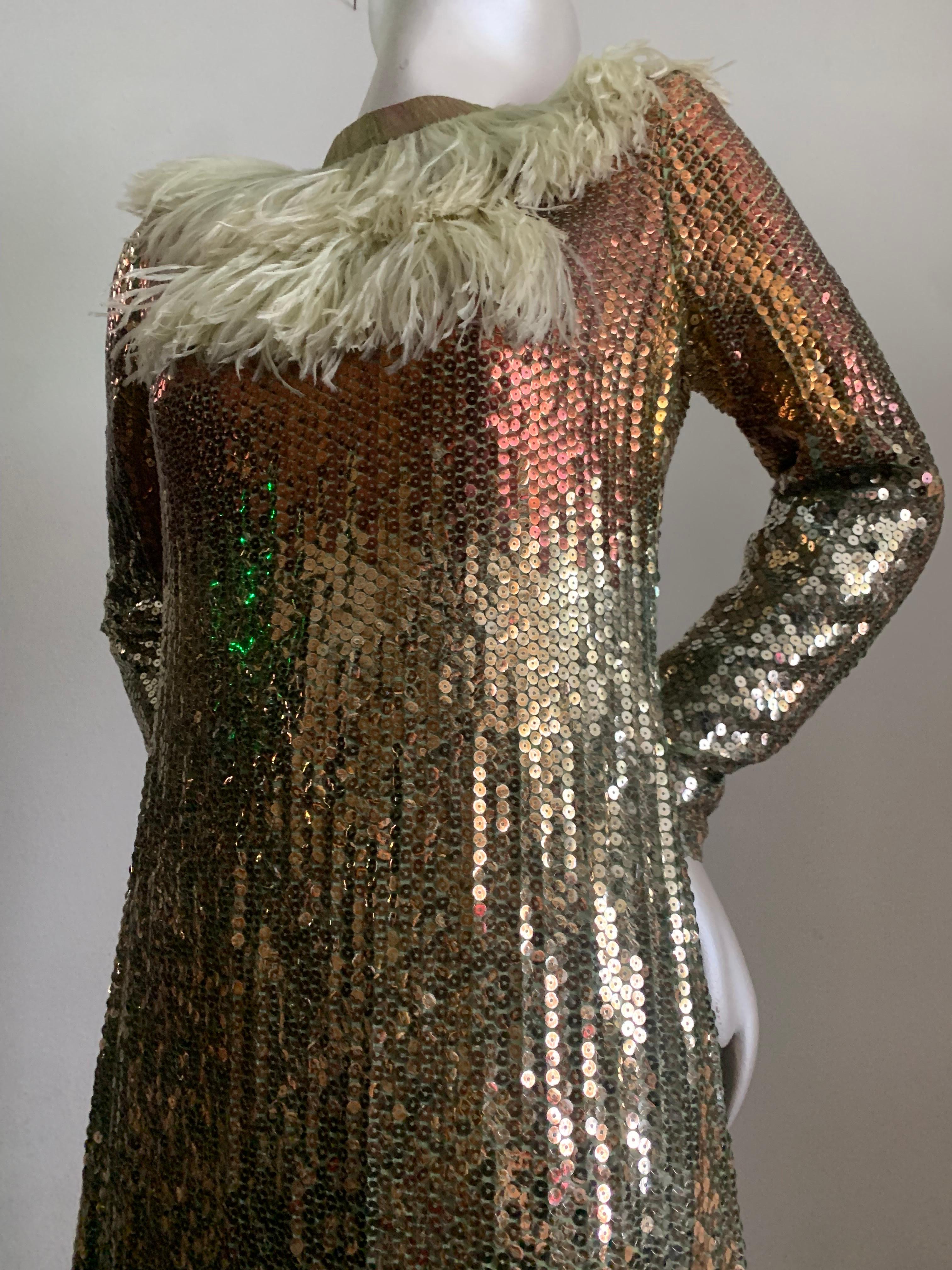 Bill Blass Ombrefarbenes langärmeliges Maxikleid mit Pailletten und Straußenfedern, 1970er Jahre im Zustand „Hervorragend“ im Angebot in Gresham, OR