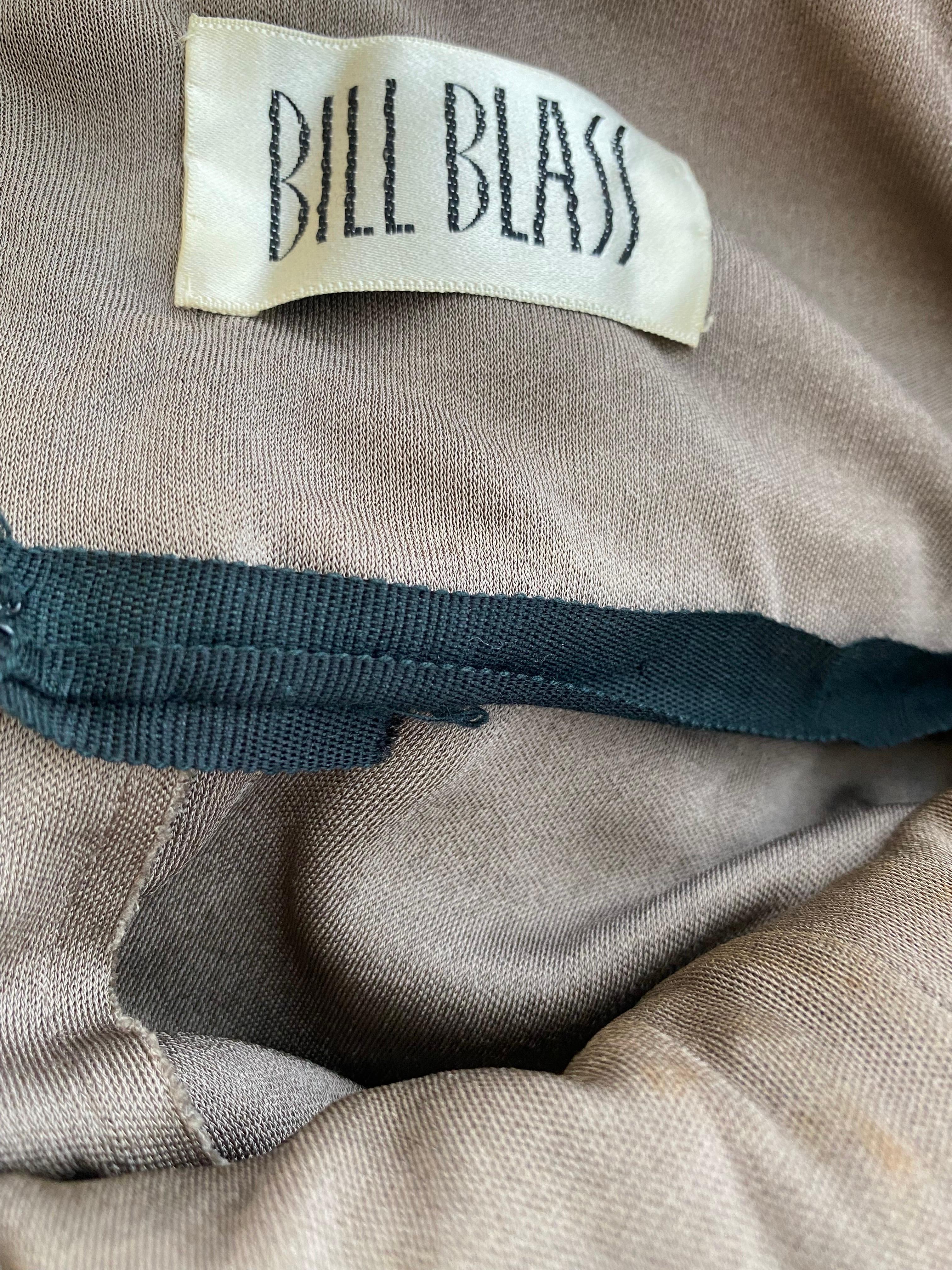 Gris Bill Blass - Robe en jersey taupe à col en V des années 1970  en vente