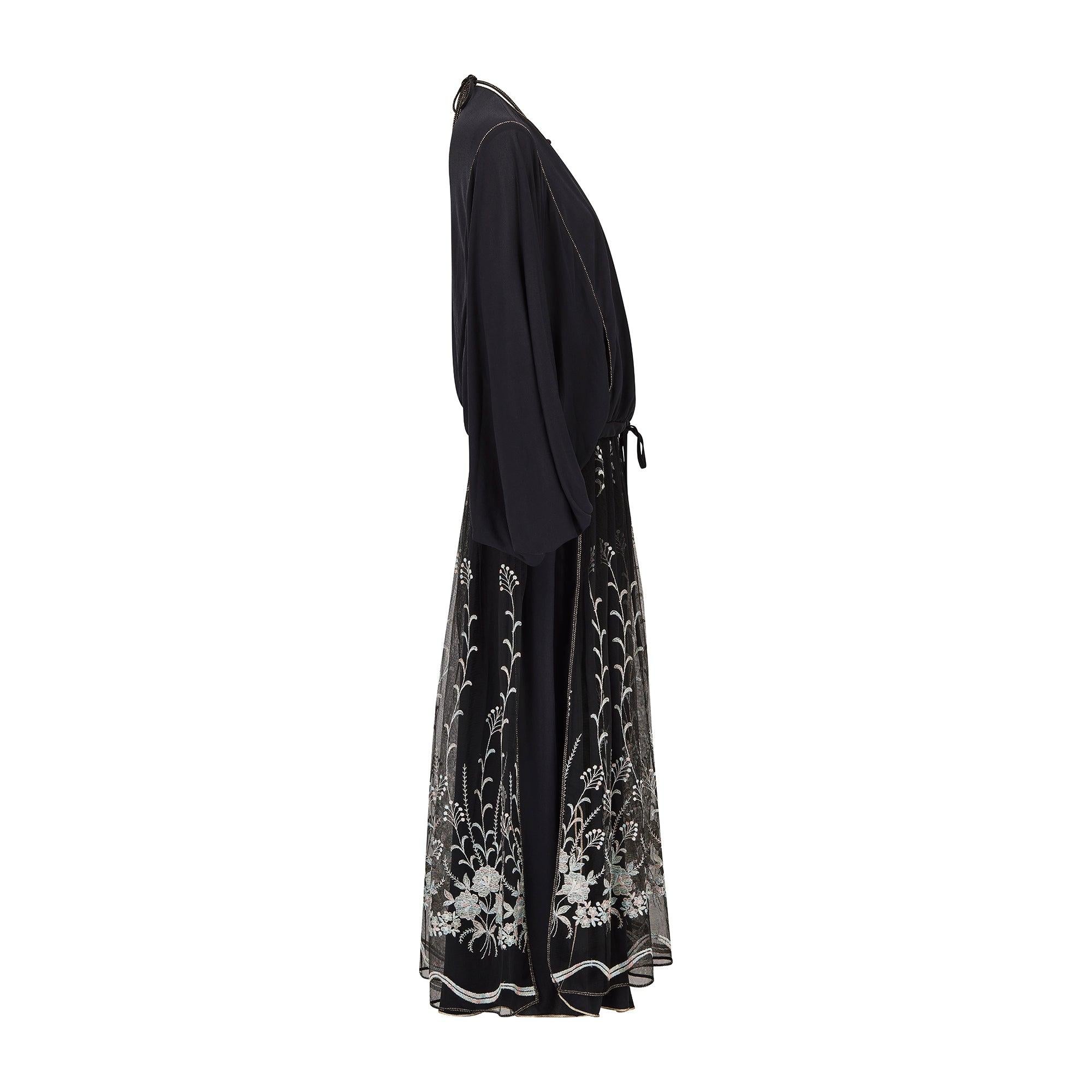 Dies ist ein seltenes und komplettes vierteiliges Ensemble des bekannten britischen Designers Bill Gibb. Es besteht aus einem Oberteil mit Neckholder-Ausschnitt, einem hochtaillierten Rock und einer abnehmbaren, durchsichtigen Oberschicht sowie