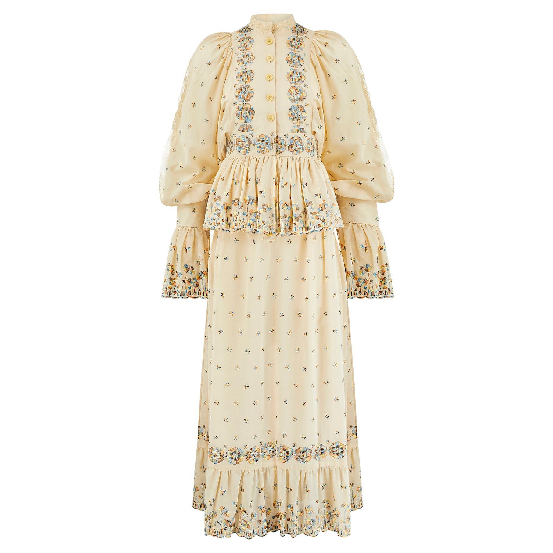 Maxivestido floral bordado y crema Bill Gibb, años 70 en venta