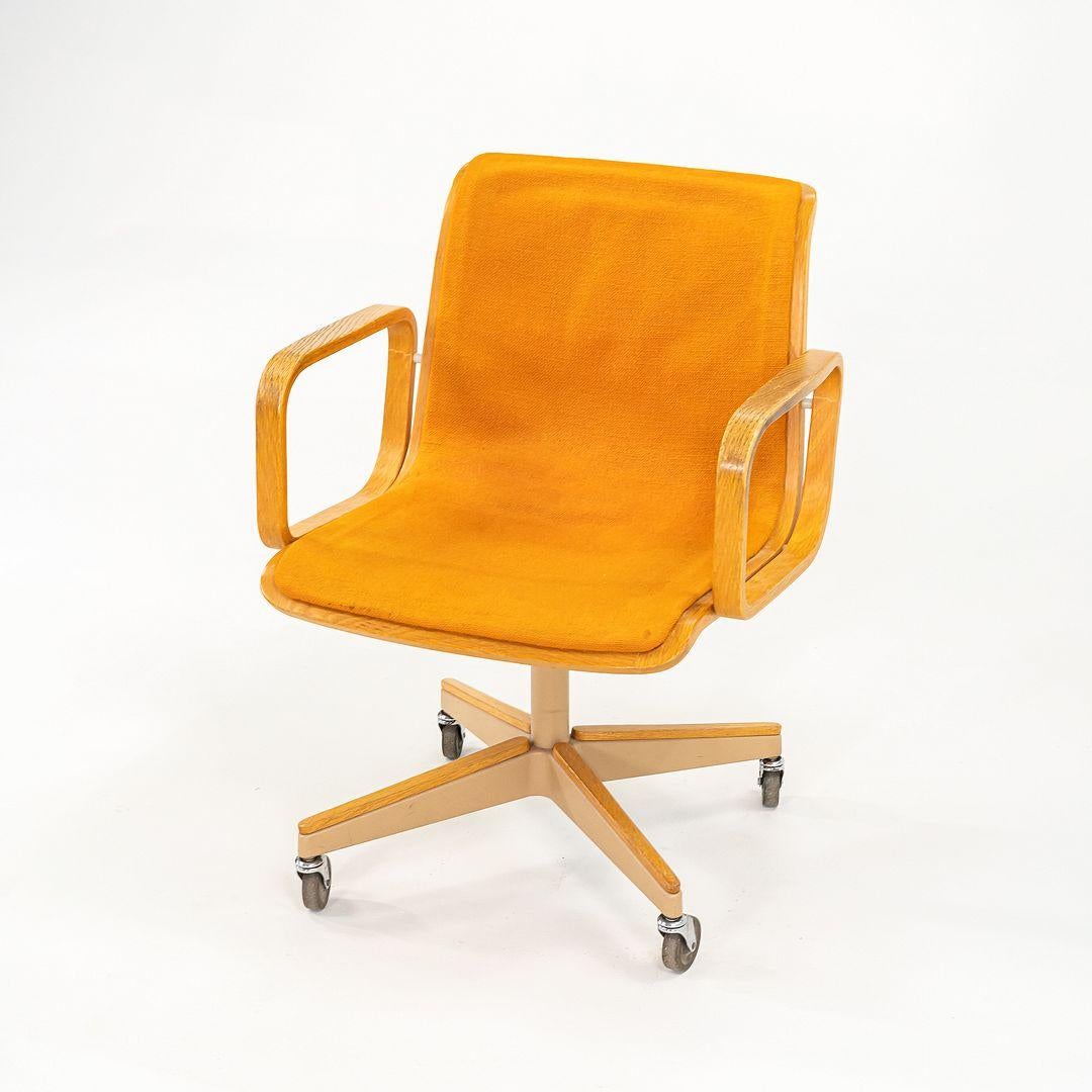 Poltrona da ufficio Bill Stephens per Knoll degli anni '70 in Oak e tessuto arancione in vendita 3