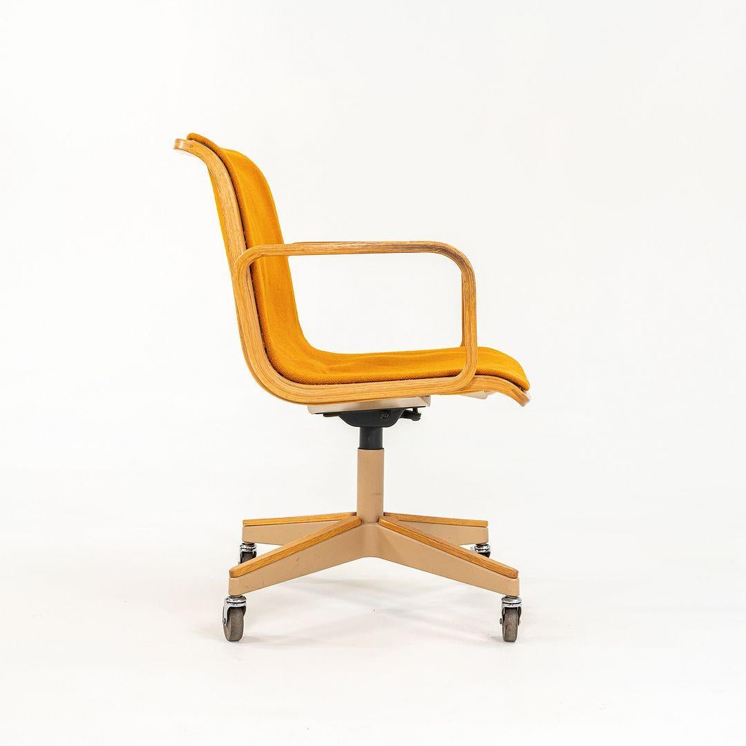 Moderno Poltrona da ufficio Bill Stephens per Knoll degli anni '70 in Oak e tessuto arancione in vendita
