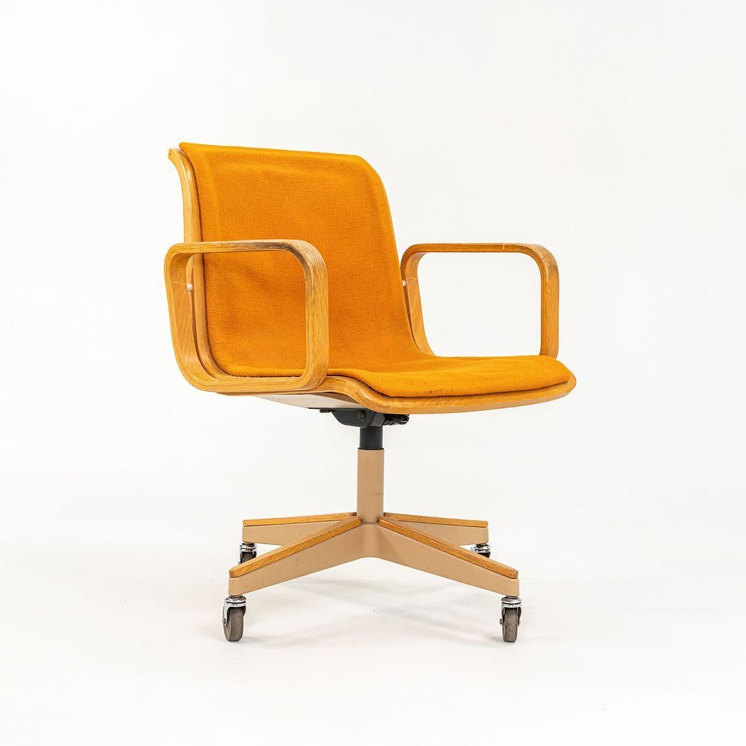 Americano Poltrona da ufficio Bill Stephens per Knoll degli anni '70 in Oak e tessuto arancione in vendita