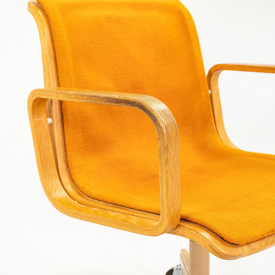 Legno Poltrona da ufficio Bill Stephens per Knoll degli anni '70 in Oak e tessuto arancione in vendita
