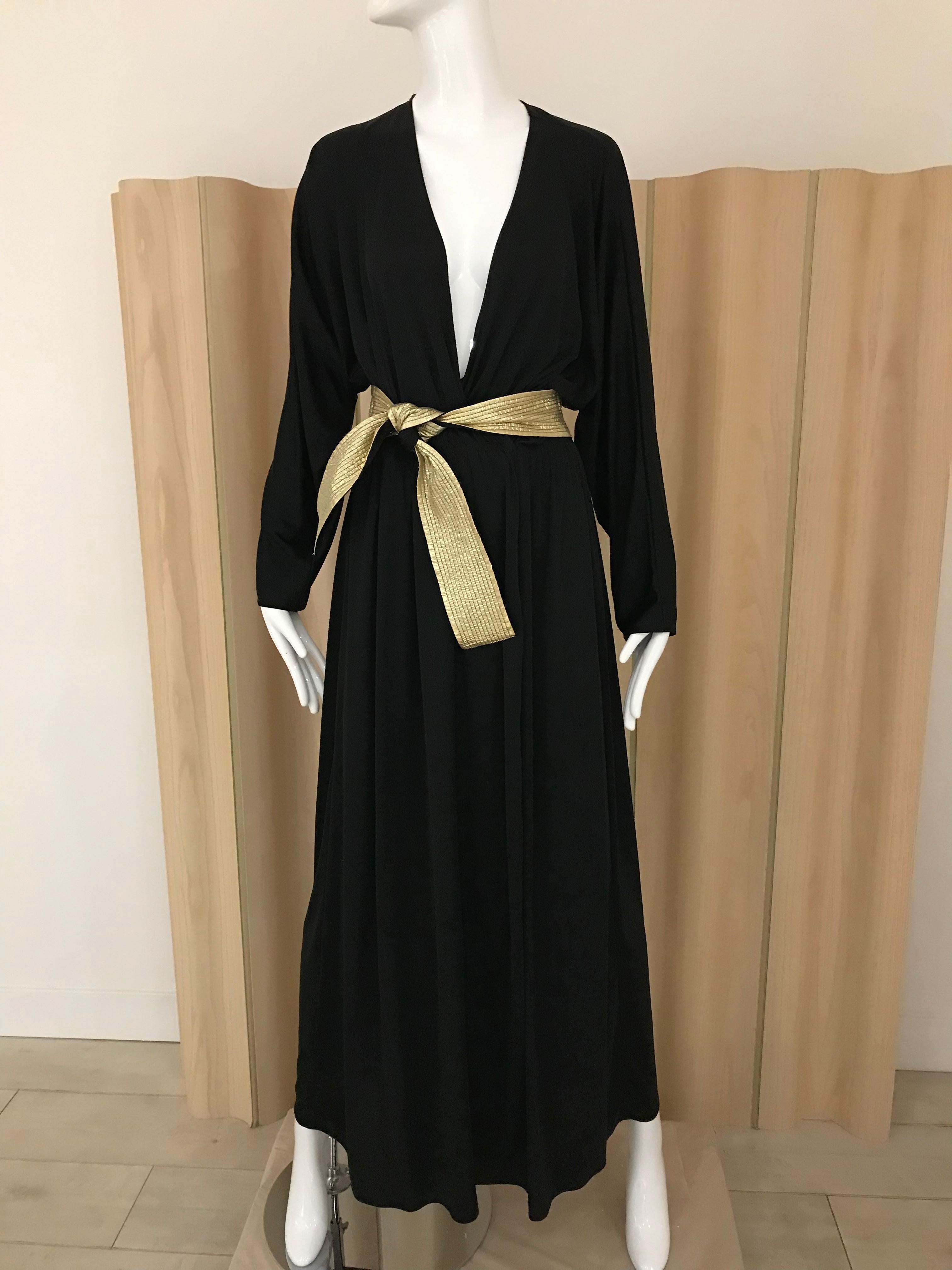 Sexy timeless 1970s Bill Tice black jersey V neck dress with gold sash. Perfect for studio 54 party.
Fit size : Medium
