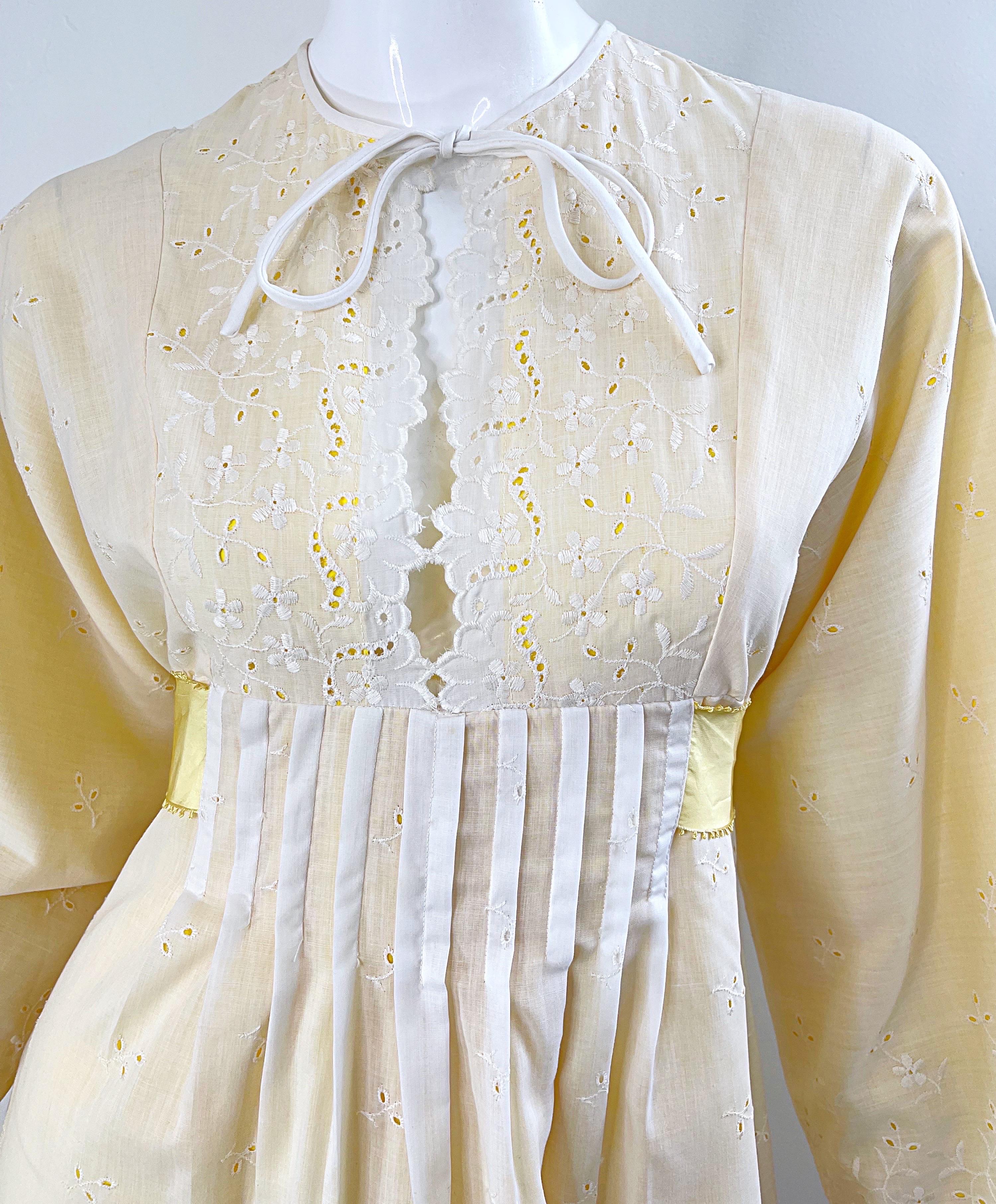 1970s Bill Tice Pale Yellow + White Cotton Eyelet Vintage 70s Maxi Dress Excellent état - En vente à San Diego, CA