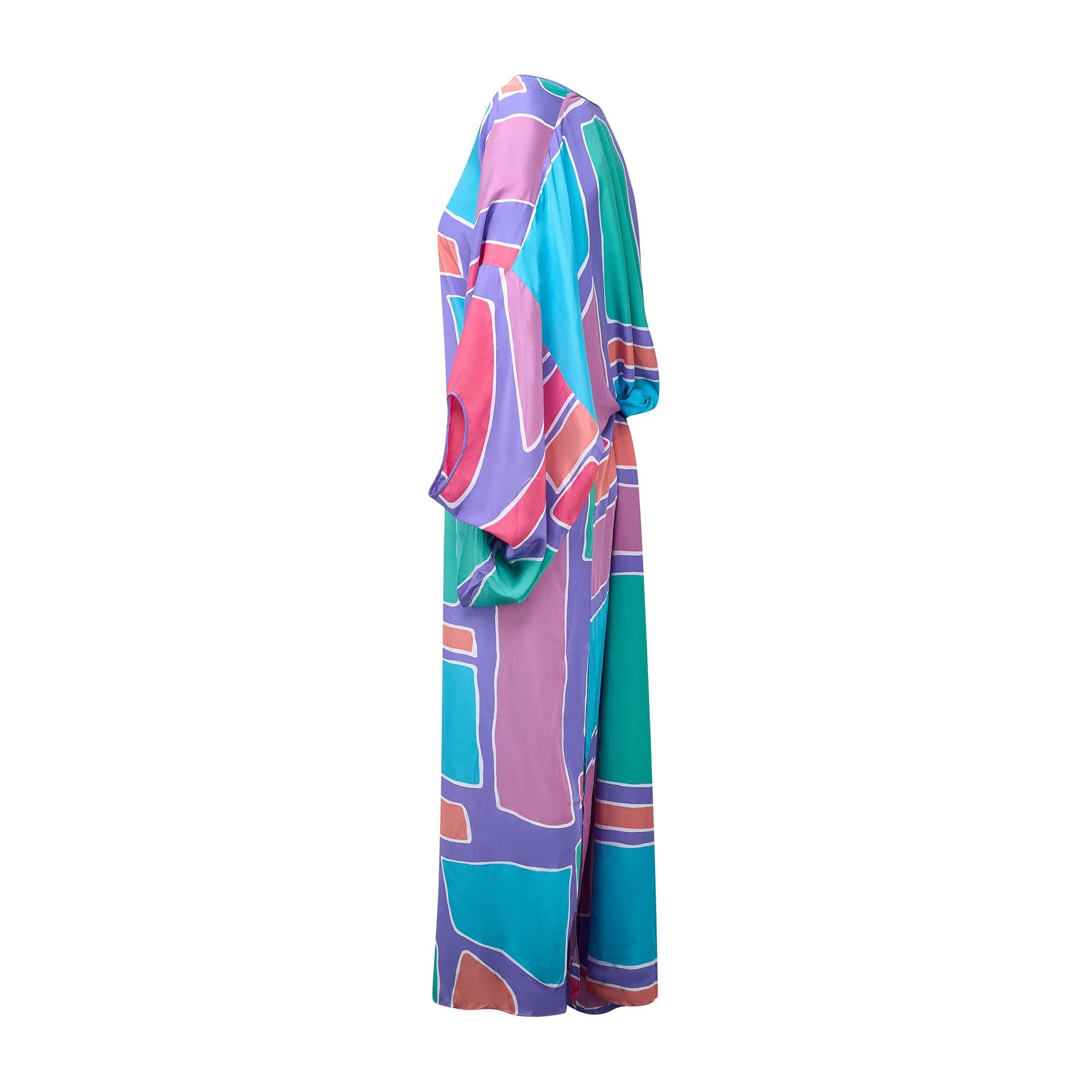 Dieses lebhafte Kaftankleid aus den späten 1970er bis frühen 1980er Jahren wurde von Bill Tice entworfen und bei Neiman Marcus verkauft. Der Designer war bekannt für seine glamouröse Loungewear, die wie Abendkleidung aussah. Es wurde in Hongkong
