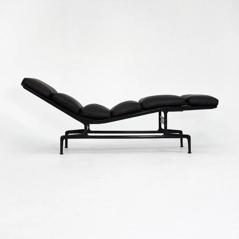 1970er Billy Wilder Eames Chaise aus schwarzem Leder mit neuem schwarzem Leder (Ende des 20. Jahrhunderts) im Angebot