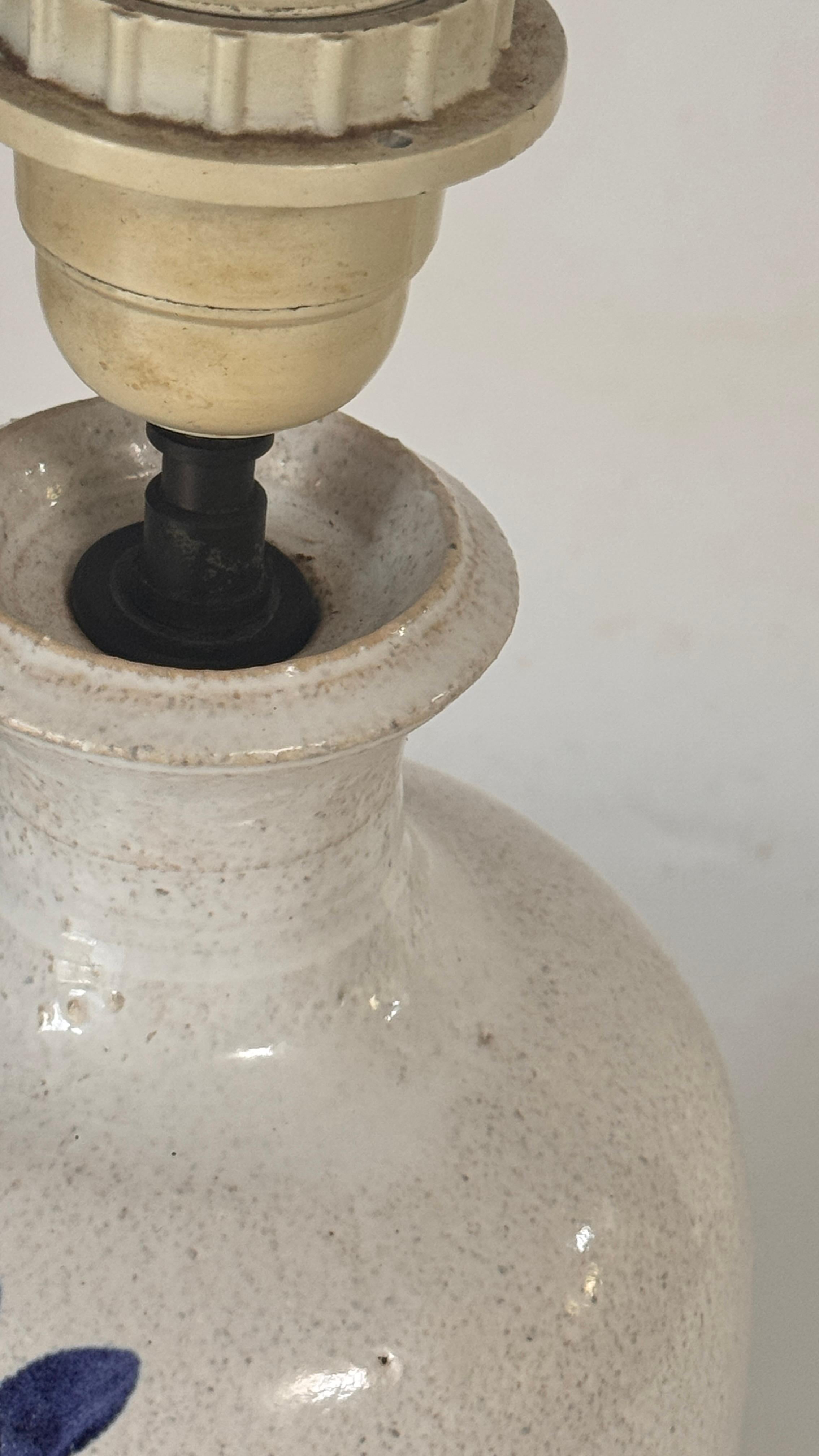 1970s Biot Ceramic Table Lamp – White and Blue Floral Design, French Provincial For Sale 3