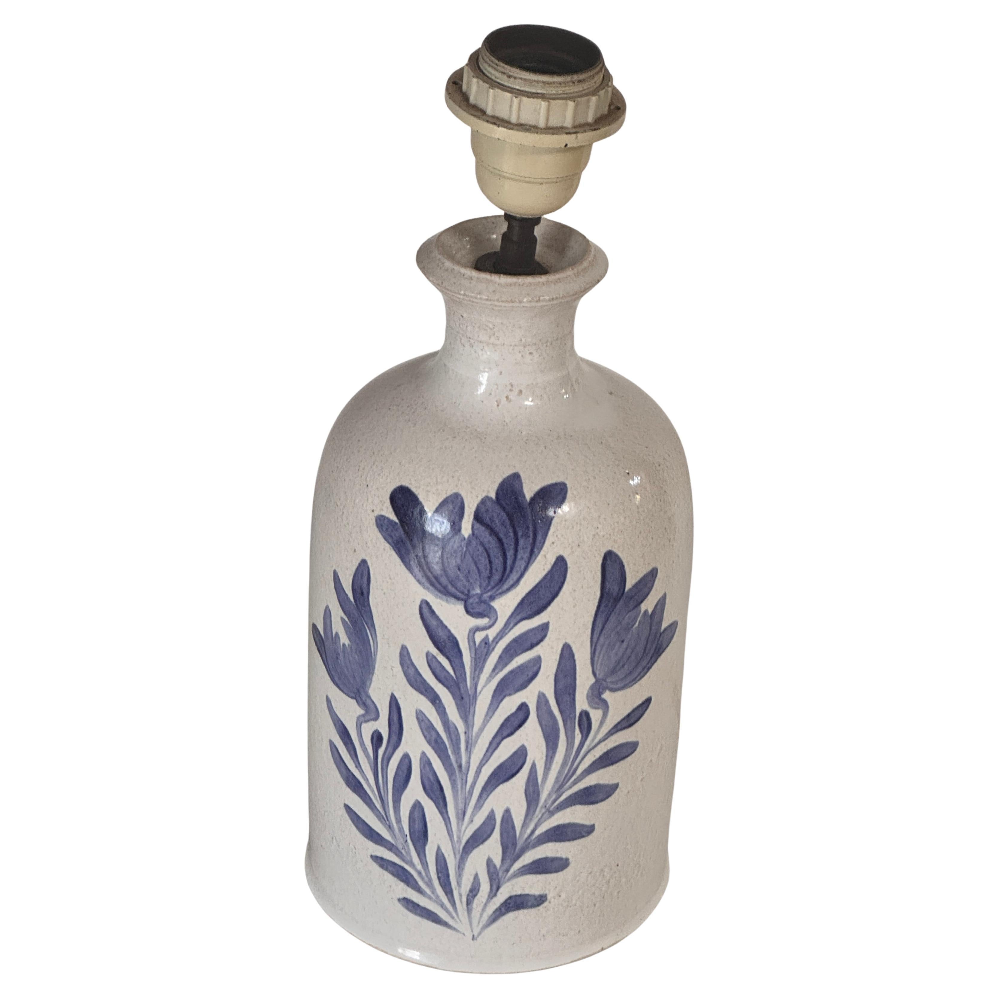 1970s Biot Ceramic Table Lamp – White and Blue Floral Design, French Provincial Style

Description:
This beautiful ceramic lamp was crafted in Biot, in the South of France, during the 1970s. Typical of the region’s artisanal production, it features