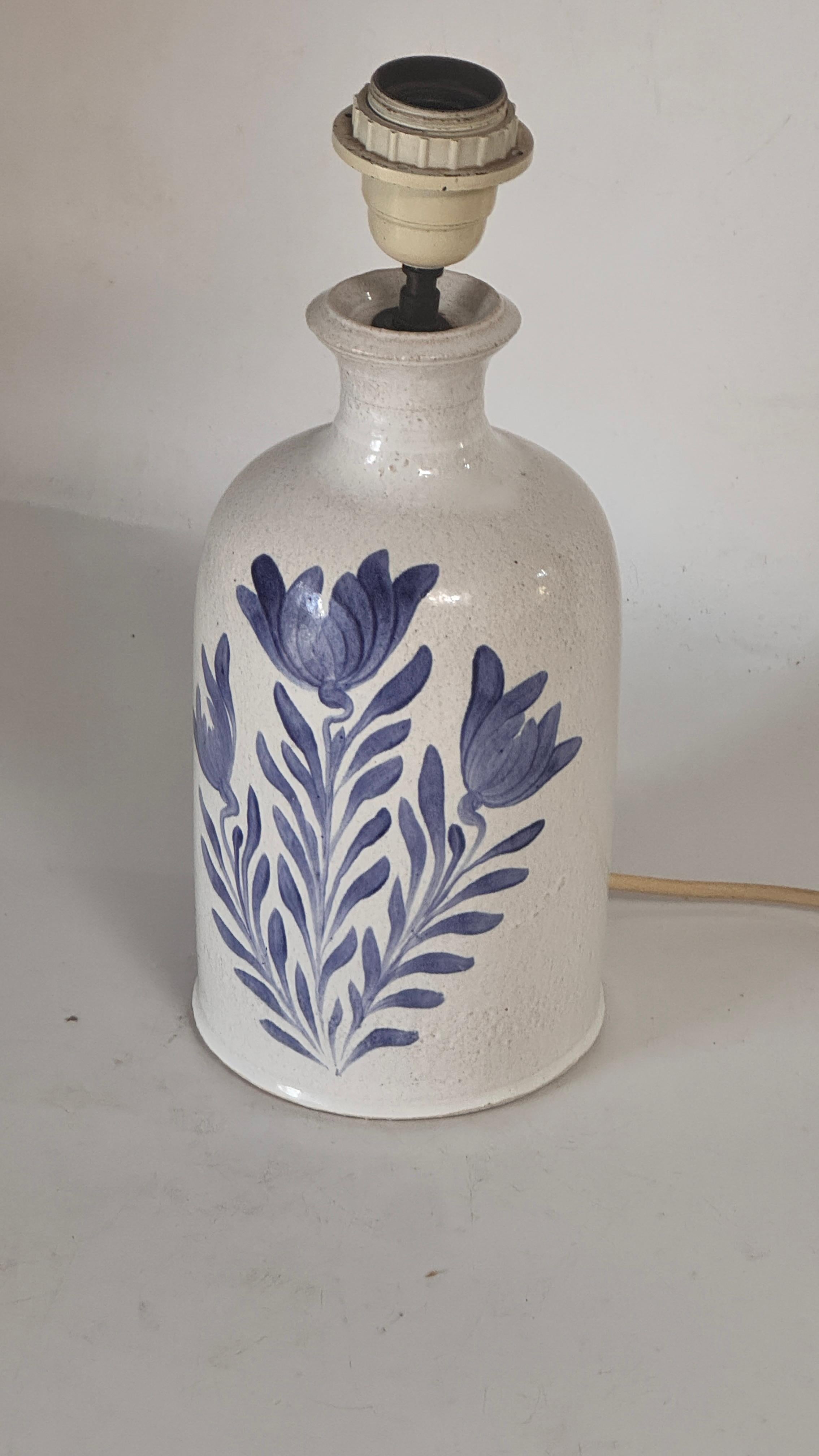1970s Biot Ceramic Table Lamp – White and Blue Floral Design, French Provincial In Good Condition For Sale In Auribeau sur Siagne, FR