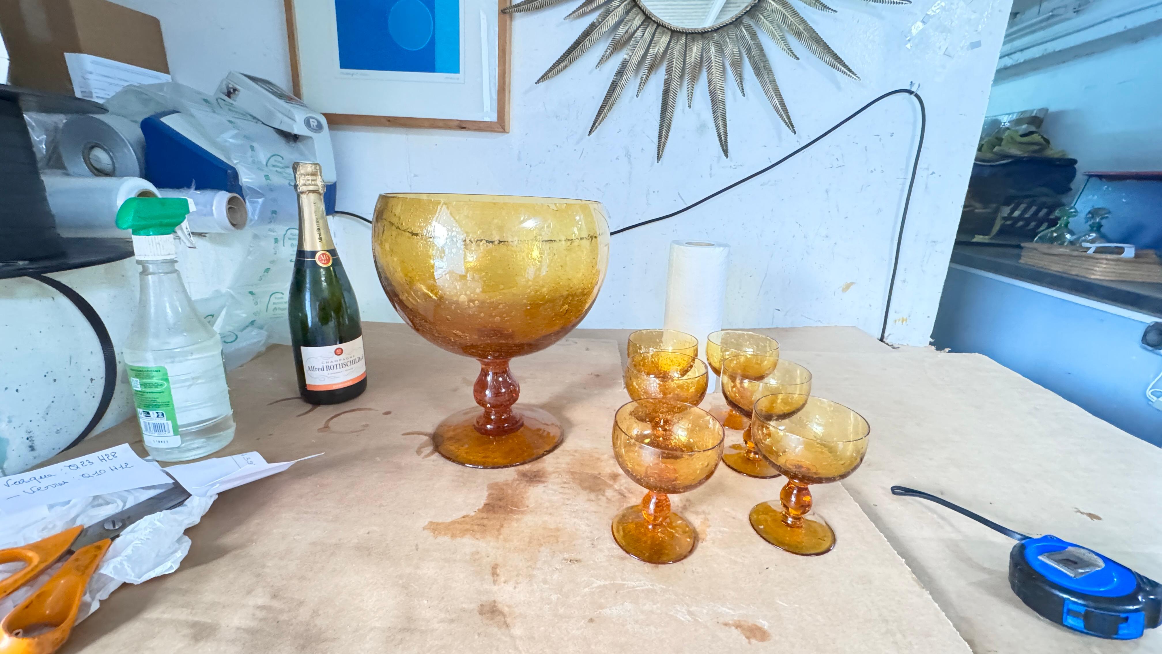 Juego de frutero y cóctel de vidrio Biot de los años 70, vidrio burbuja amarillo-naranja, hecho a mano en Francia

Descripción:
Este exquisito frutero y juego de cóctel de cristal Biot, fabricado en Francia en la década de 1970, es una mezcla