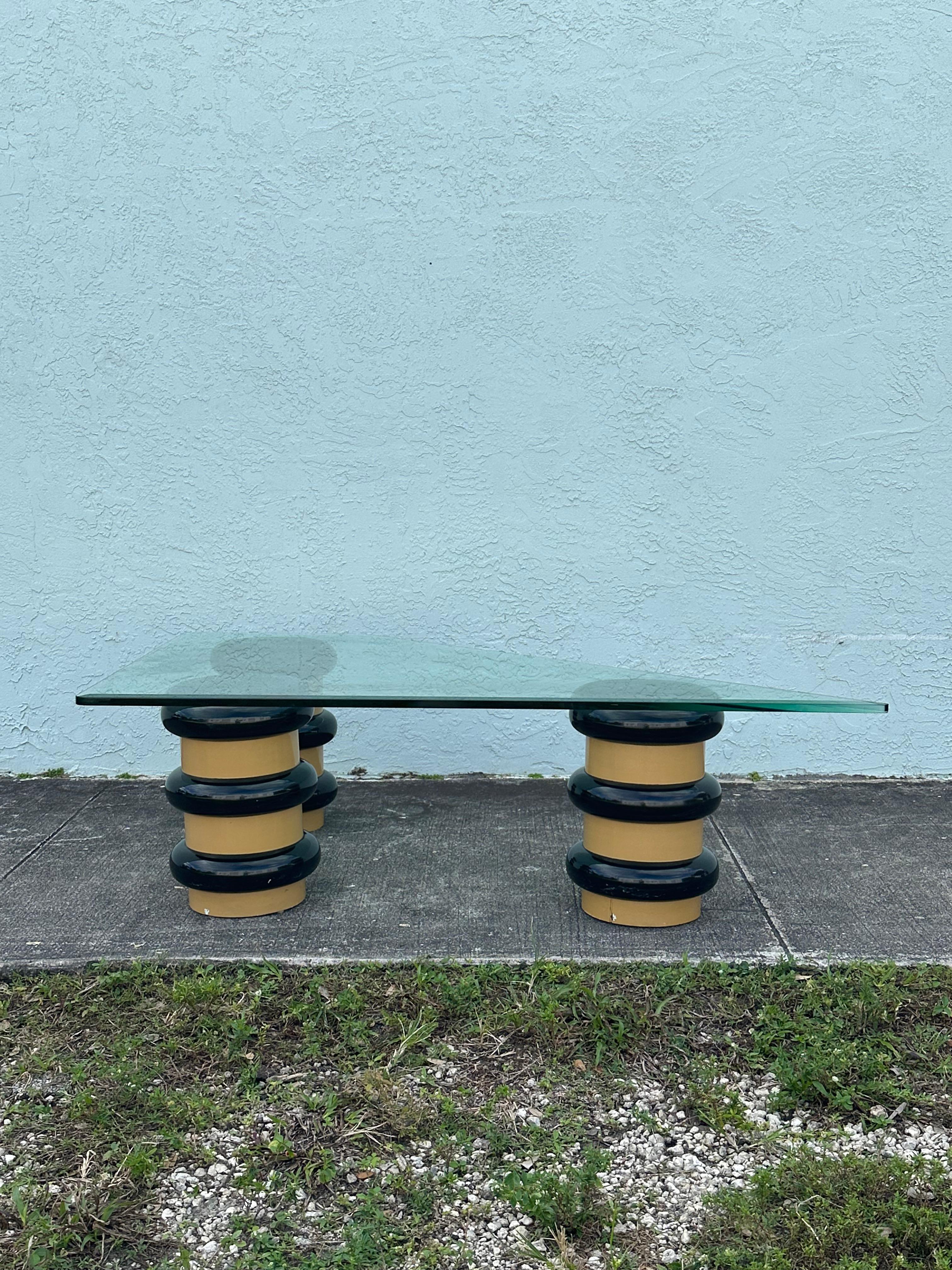 Bei dieser Gelegenheit bieten wir Ihnen einen der schönsten Couchtische, die Sie sich wünschen können. Das Design ist durchgängig herausragend. Der schöne Tisch ist ein Statement und steckt voller Persönlichkeit! Skulpturaler Couchtisch aus der