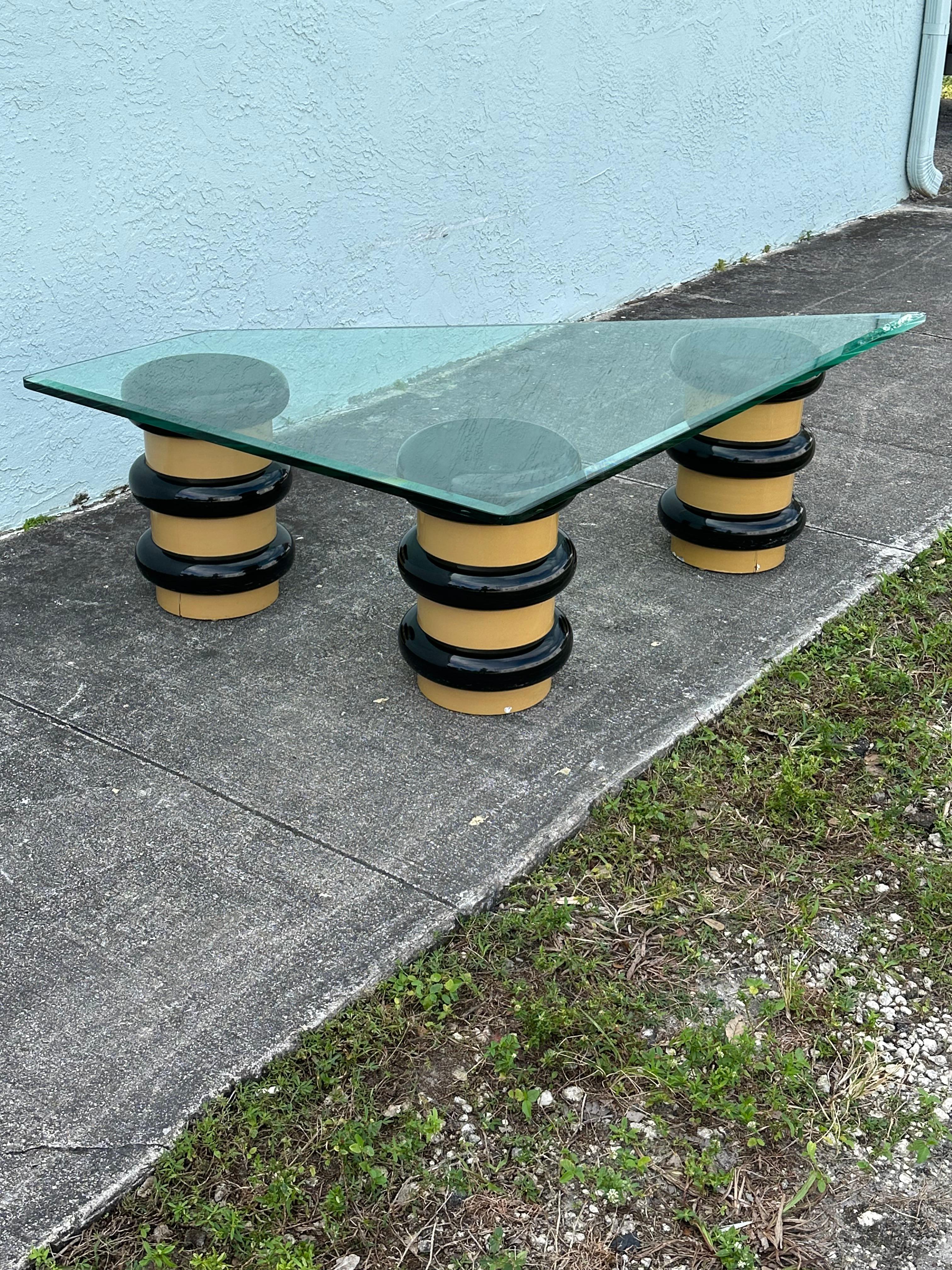 1970er Jahre Schwarz und Beige Asymmetrische Glas-Skulptur Zylinder Couchtisch (Moderne der Mitte des Jahrhunderts) im Angebot