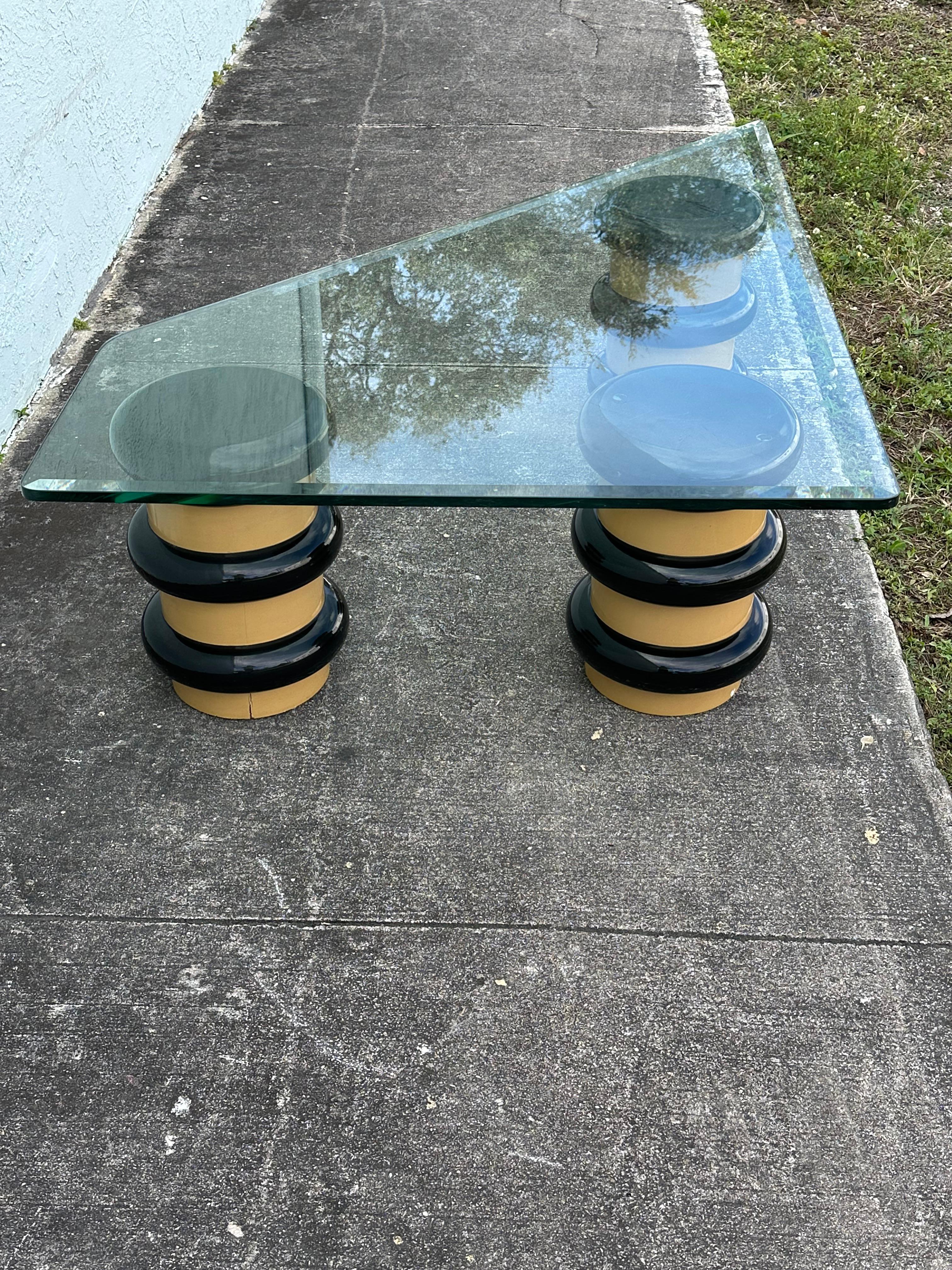 1970er Jahre Schwarz und Beige Asymmetrische Glas-Skulptur Zylinder Couchtisch (amerikanisch) im Angebot