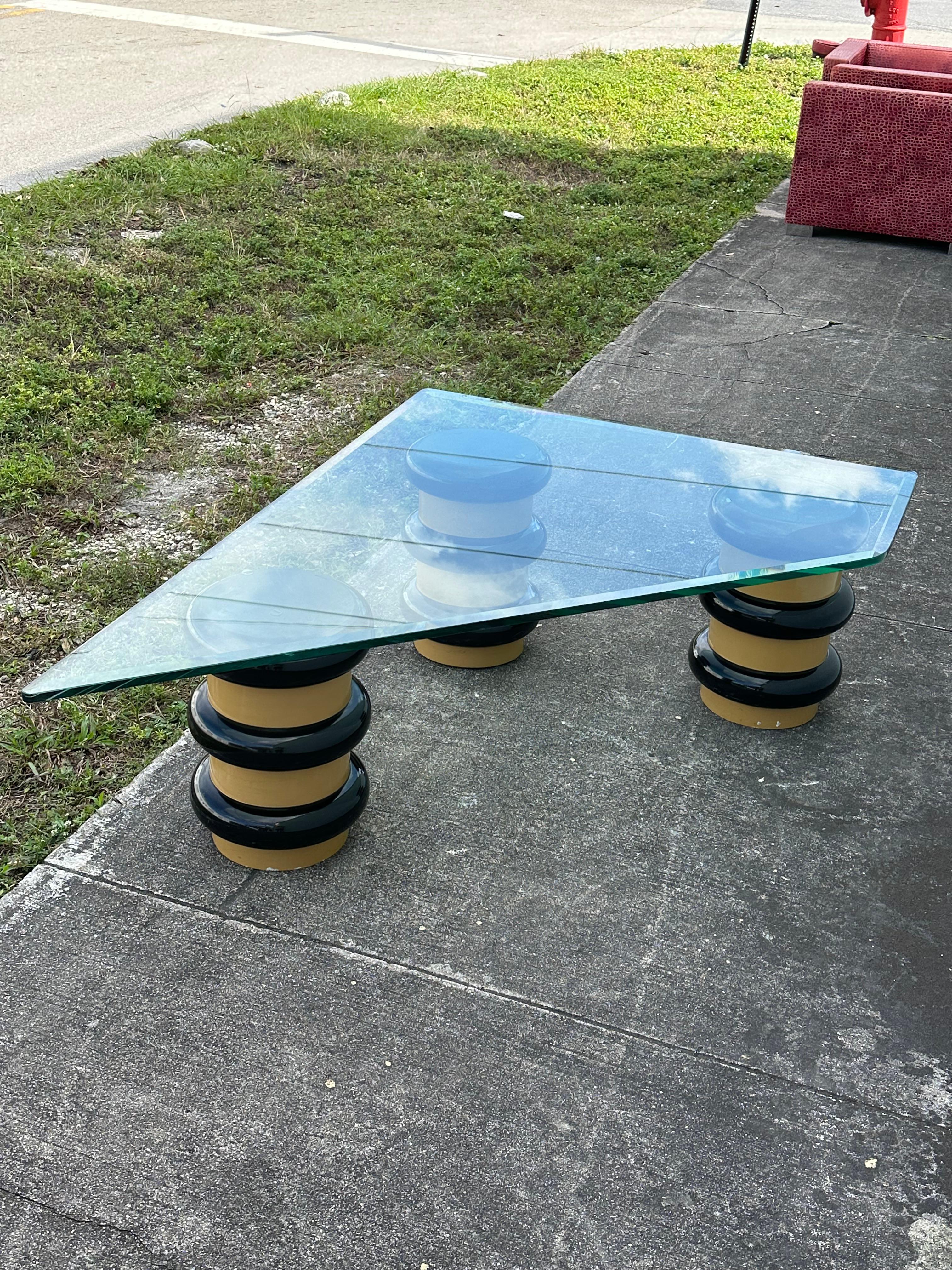 1970er Jahre Schwarz und Beige Asymmetrische Glas-Skulptur Zylinder Couchtisch im Zustand „Gut“ im Angebot in Fort Lauderdale, FL