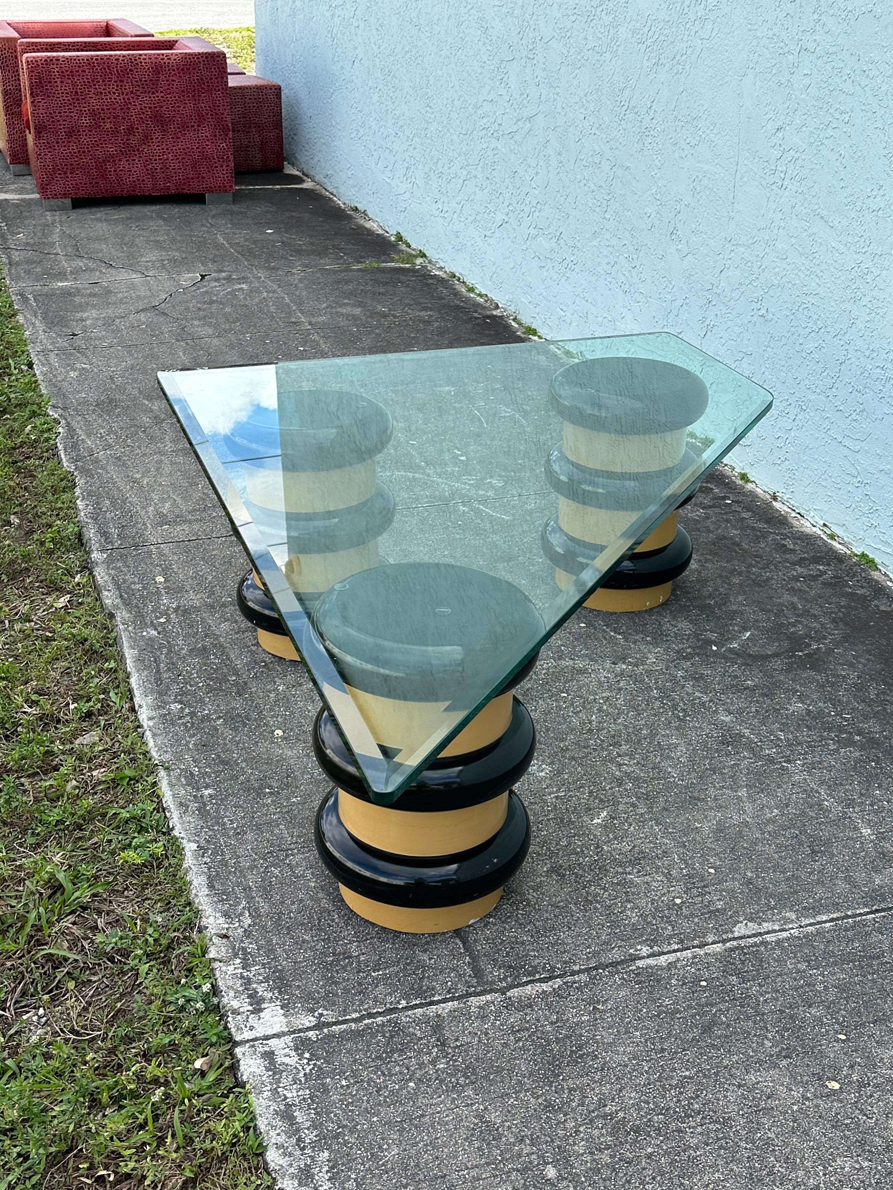 1970er Jahre Schwarz und Beige Asymmetrische Glas-Skulptur Zylinder Couchtisch (Ende des 20. Jahrhunderts) im Angebot
