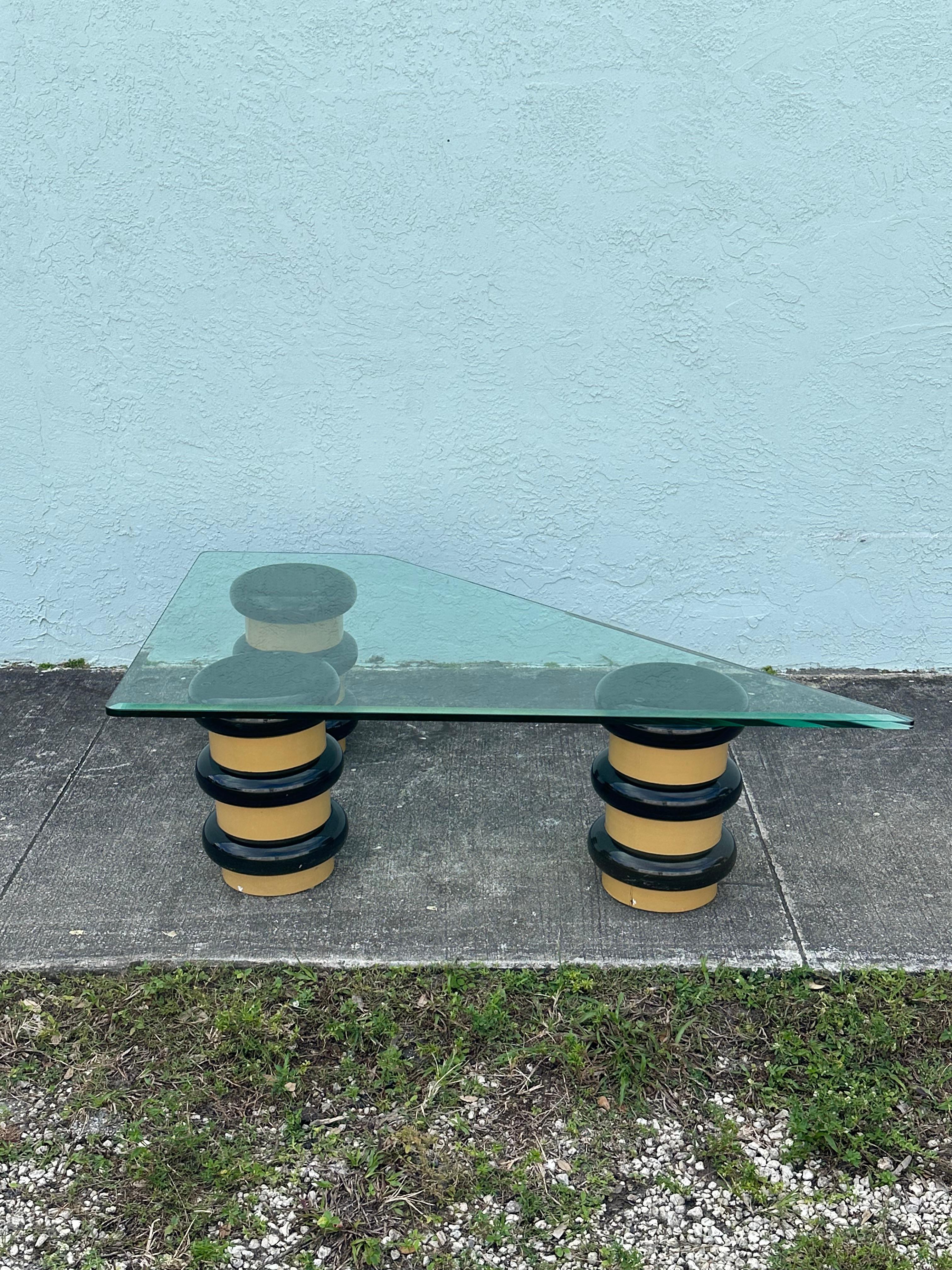 1970er Jahre Schwarz und Beige Asymmetrische Glas-Skulptur Zylinder Couchtisch im Angebot 2