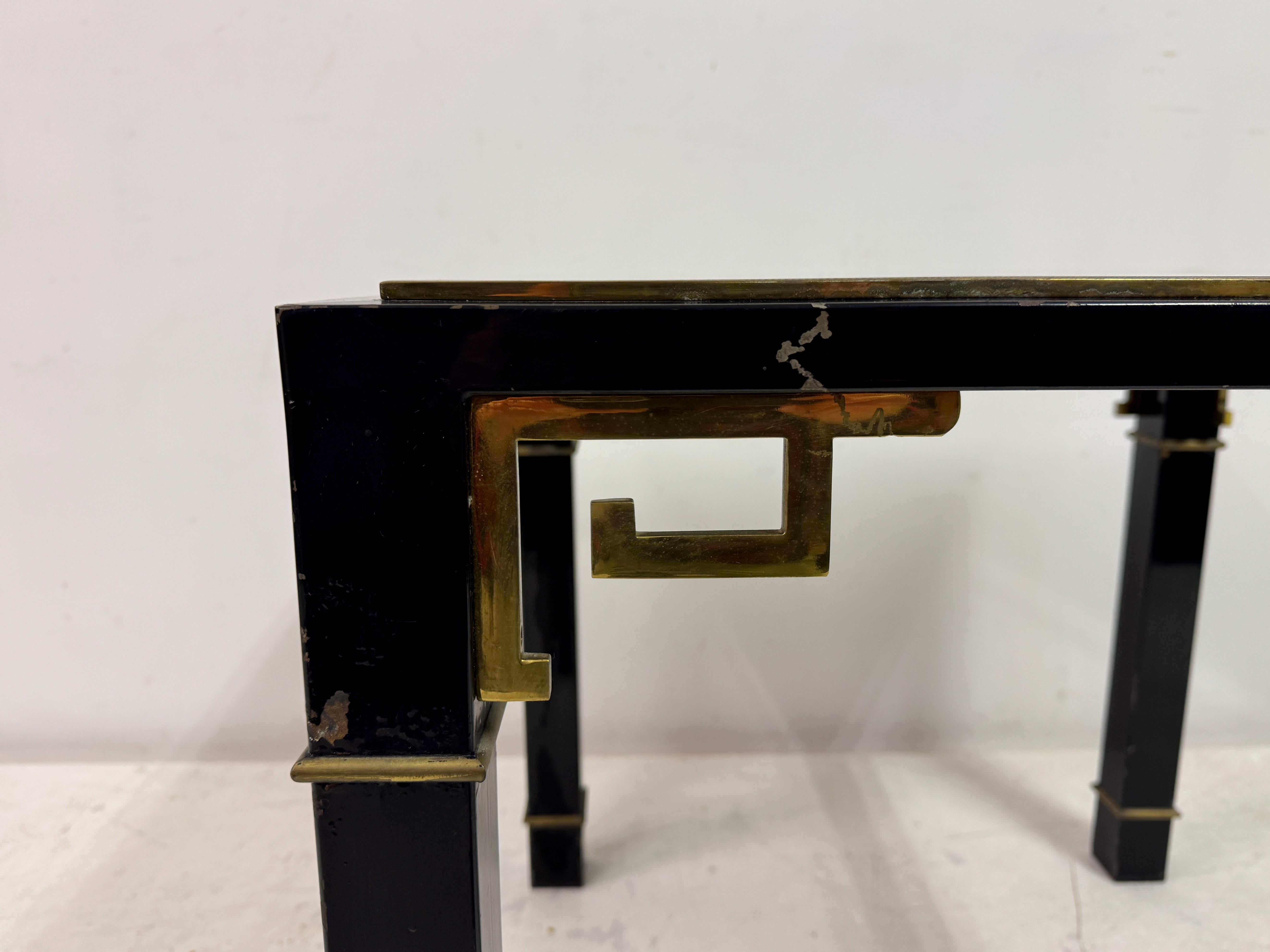 1970er Jahre Schwarz und Messing Beistelltisch mit Greek Key Detail im Angebot 2