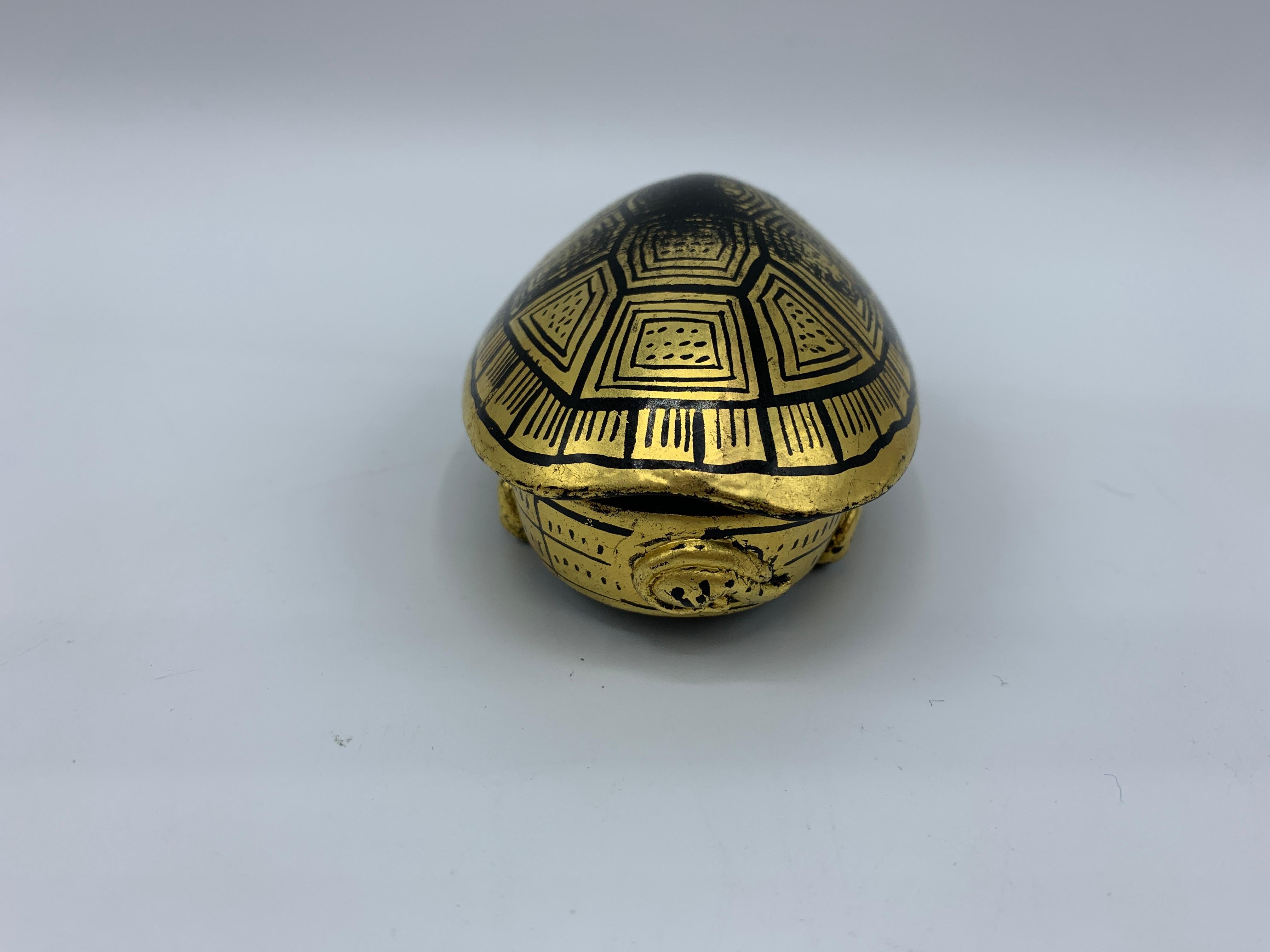 1970s Black and Gold Lacquered Turtle Box In Good Condition For Sale In Richmond, VA