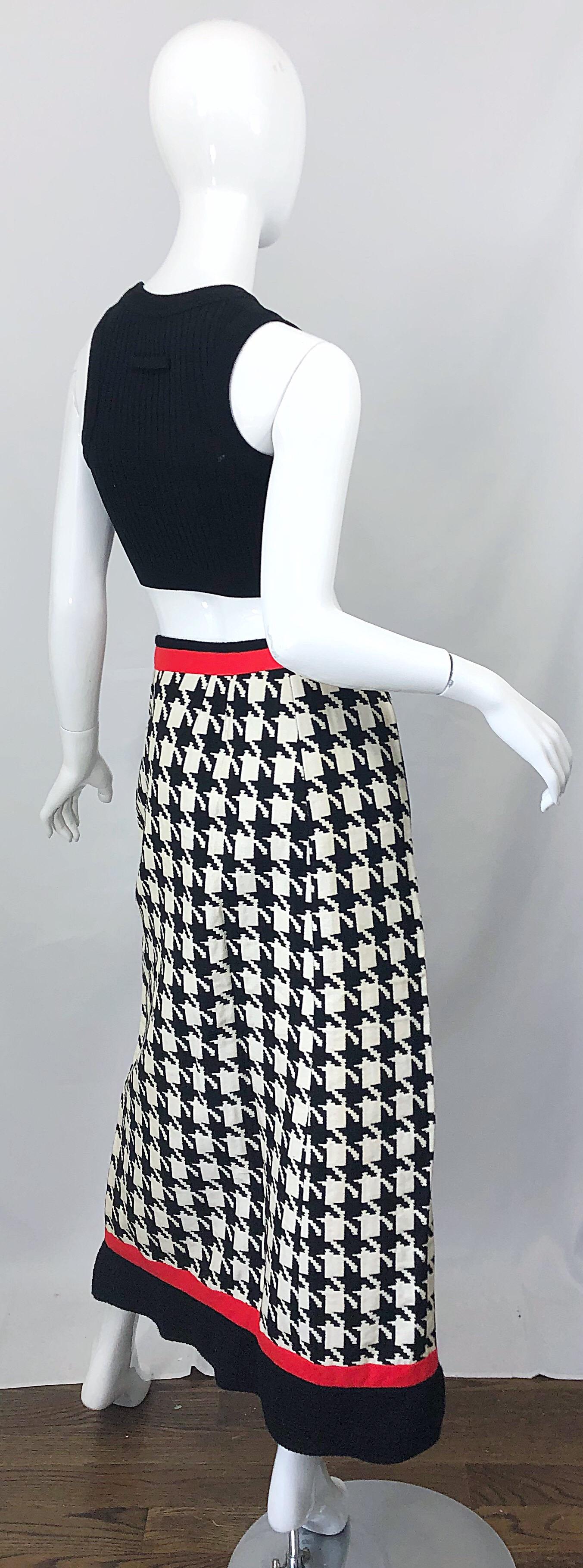 Noir 1970 Black and White and Red Houndstooth Striped Vintage 70s Maxi Skirt en vente