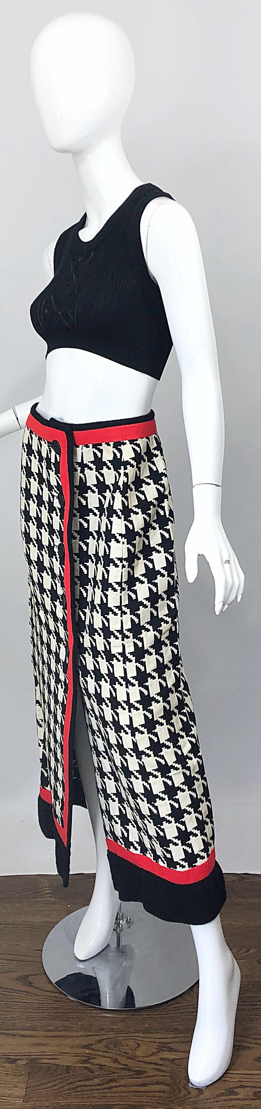 1970 Black and White and Red Houndstooth Striped Vintage 70s Maxi Skirt Pour femmes en vente