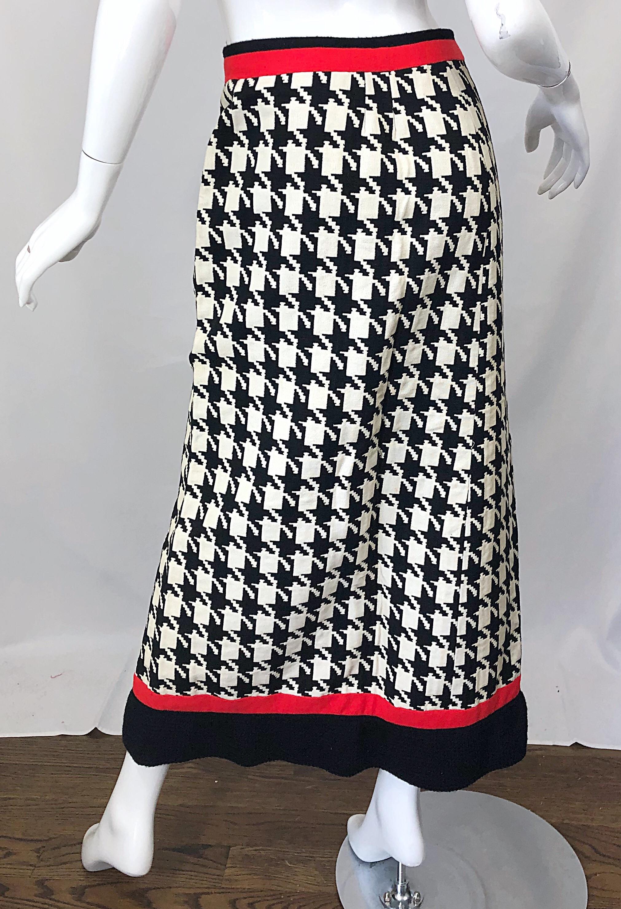 1970 Black and White and Red Houndstooth Striped Vintage 70s Maxi Skirt en vente 2