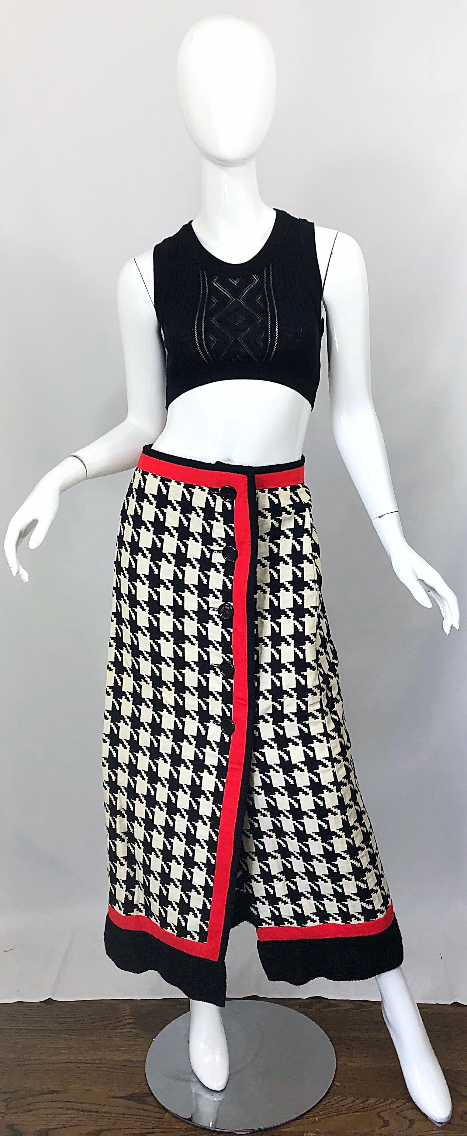 1970 Black and White and Red Houndstooth Striped Vintage 70s Maxi Skirt en vente 4
