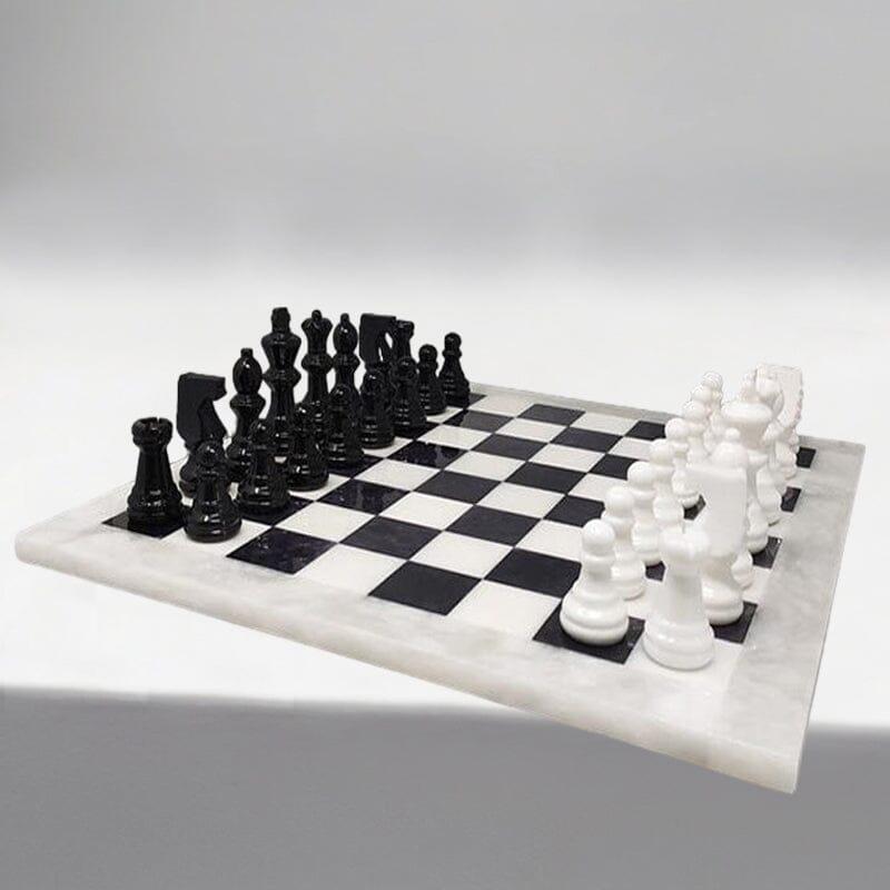 1970 Magnifique jeu d'échecs noir et blanc en albâtre de Volterra fait à la main. Fabriquées en Italie. L'ensemble est en excellent état, toutes les pièces étant intactes et sans défaut. Ce jeu d'échecs est une magnifique œuvre d'art. 
Dimension