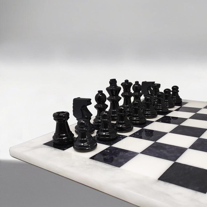 italien Jeu d'échecs noir et blanc des années 1970 en albâtre de Volterra fait à la main, fabriqué en Italie